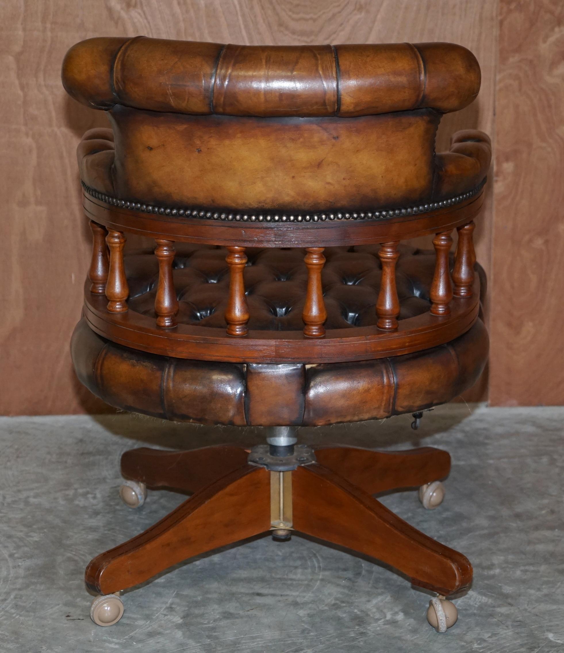 Fauteuil de capitaine Chesterfield traditionnel restauré en cuir de chêne Brown Cigar en vente 9