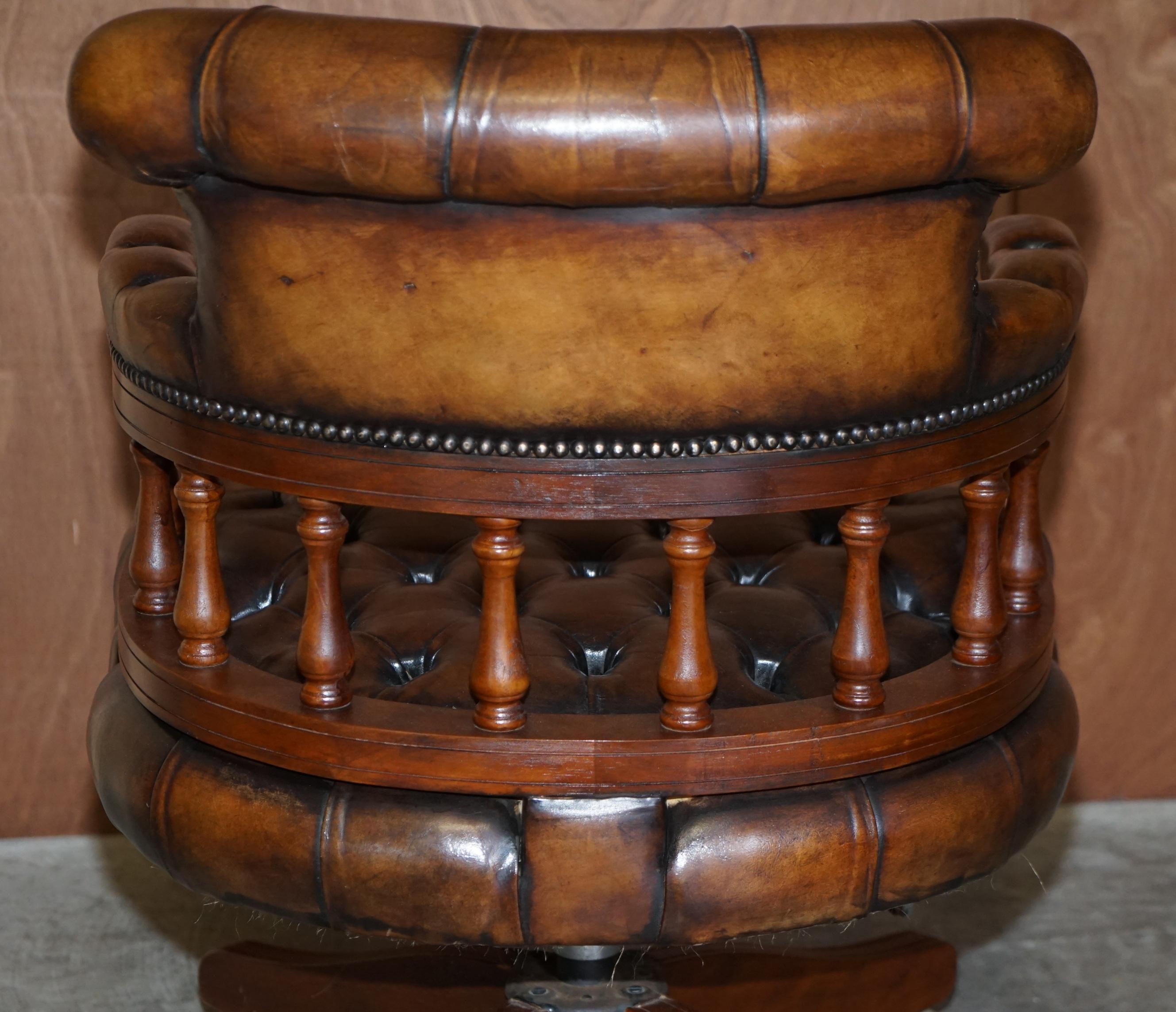 Fauteuil de capitaine Chesterfield traditionnel restauré en cuir de chêne Brown Cigar en vente 10
