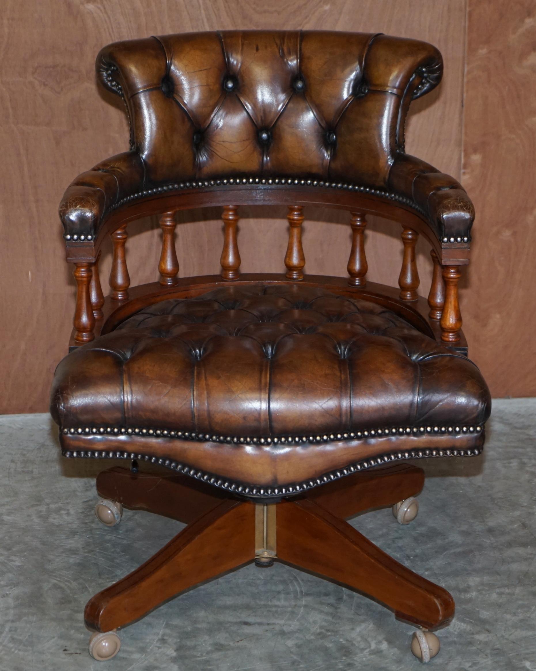 Nous sommes ravis d'offrir à la vente ce charmant fauteuil de directeur en cuir marron Chesterfield, entièrement restauré et encadré en chêne.

Une très belle chaise de directeur, bien faite et confortable, je n'en ai jamais vu une avec un cadre