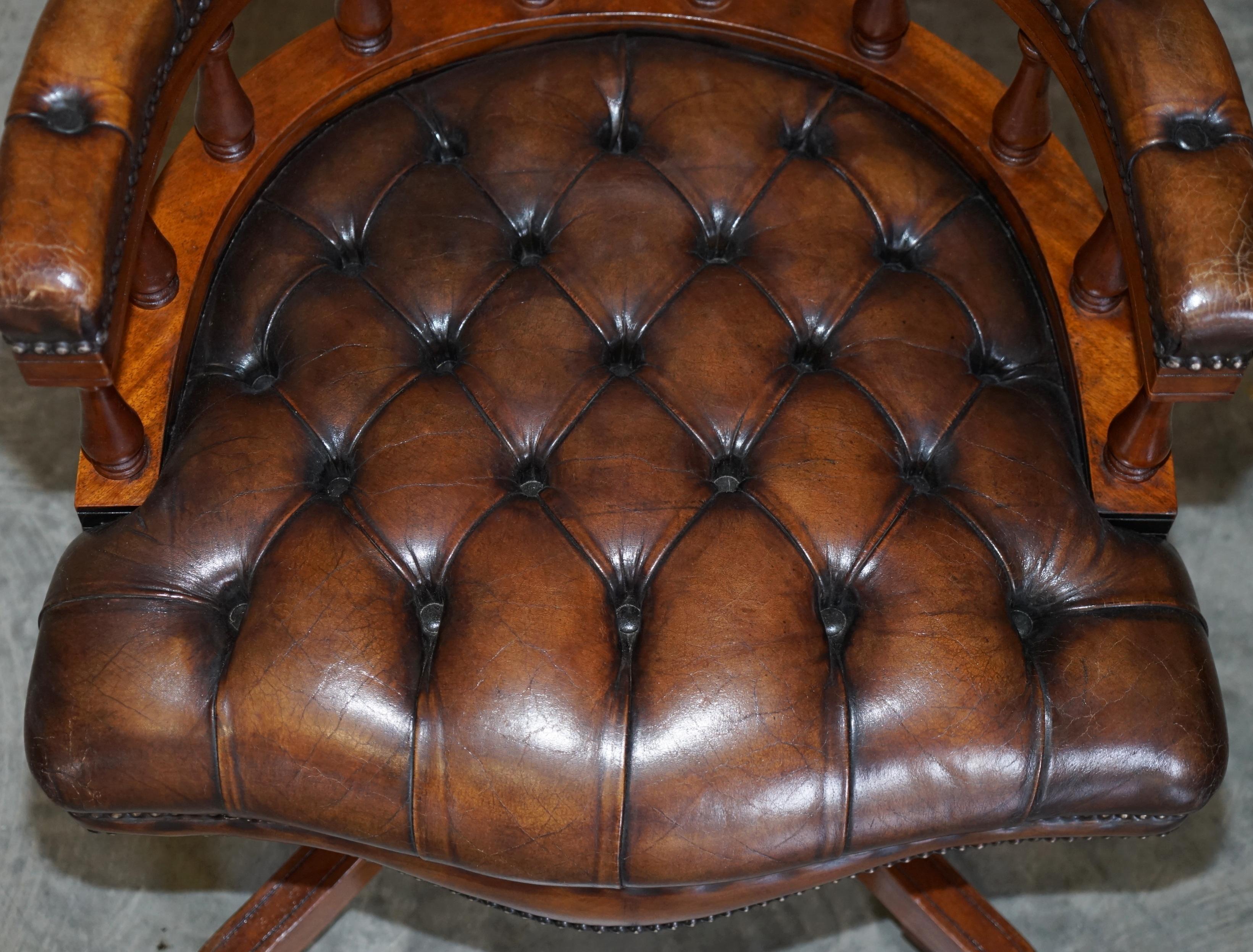 Fauteuil de capitaine Chesterfield traditionnel restauré en cuir de chêne Brown Cigar en vente 3