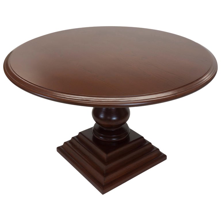 Traditional Round Pedestal Dining Table For Sale at 1stDibs