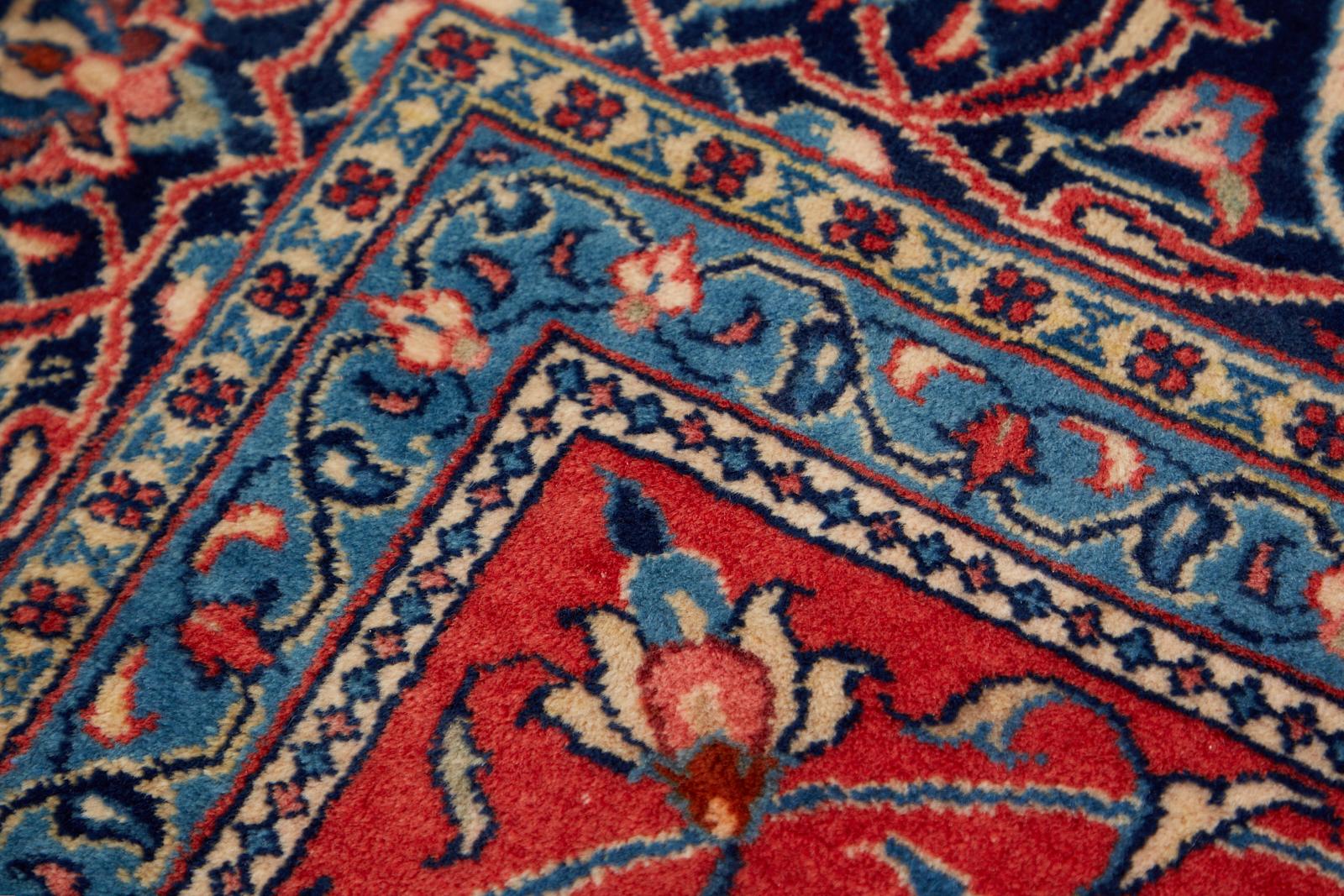 Traditioneller persischer Sarouk-Teppich mit Rubinrotem Medaillon im Angebot 2