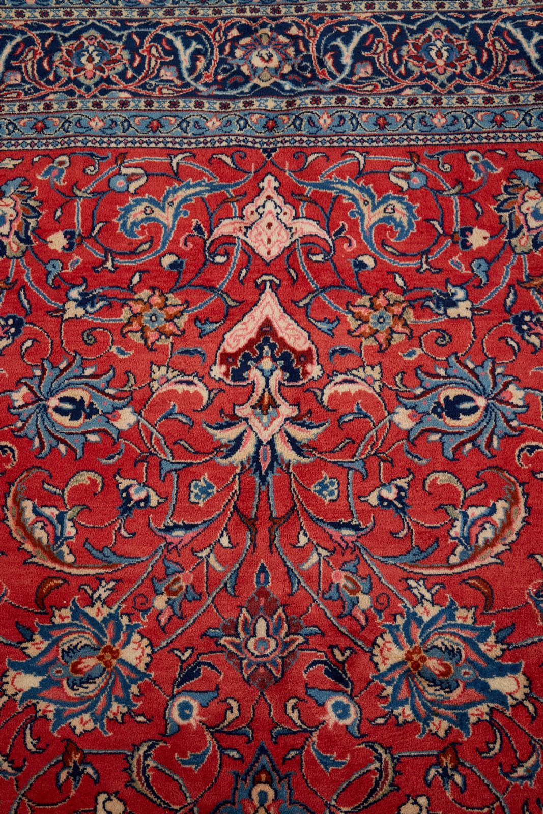 Tapis traditionnel persan Sarouk à médaillon rouge rubis en vente 7