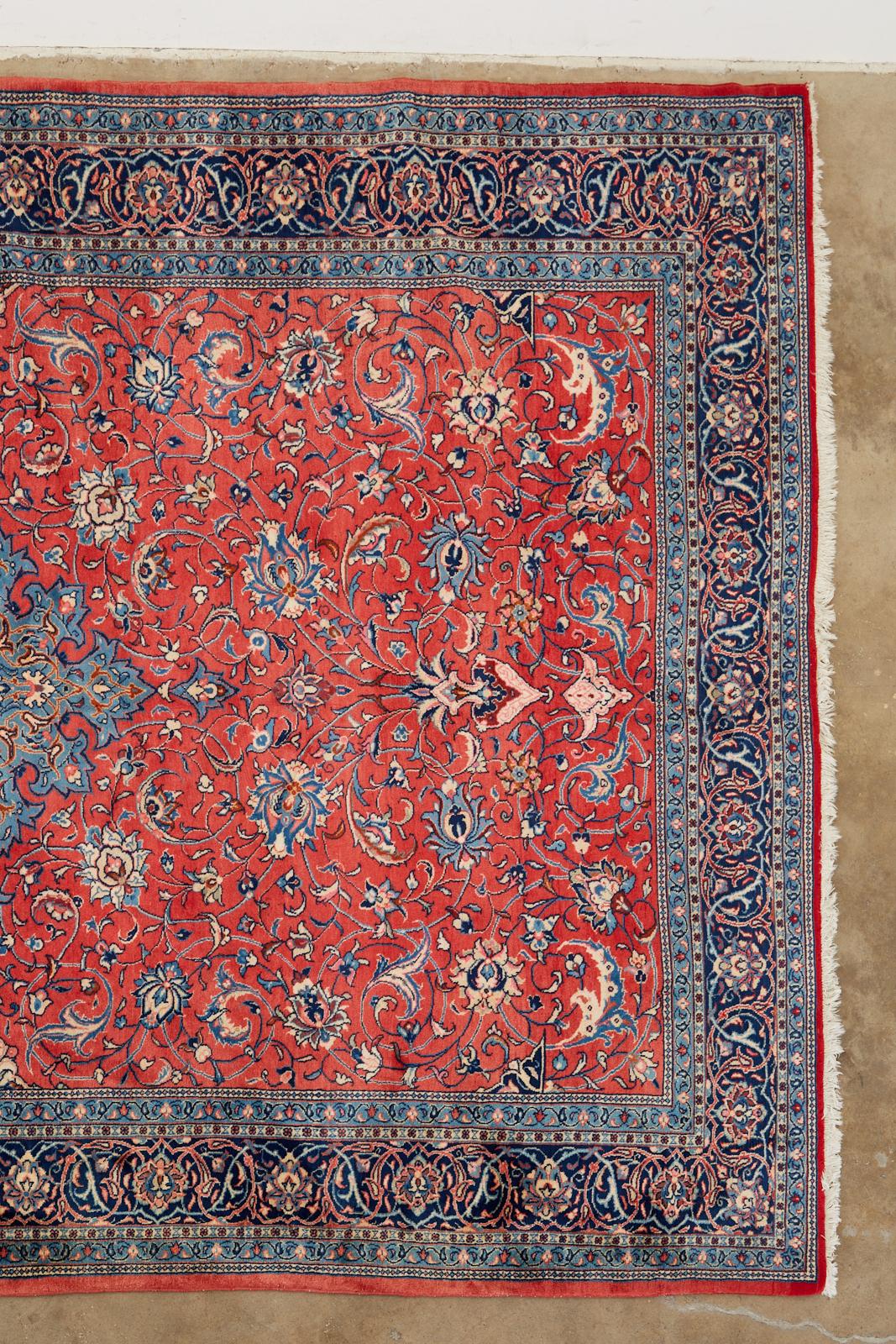Traditioneller persischer Sarouk-Teppich mit Rubinrotem Medaillon (Sarouk Farahan) im Angebot