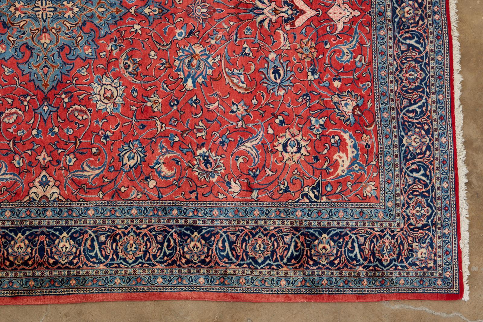 Noué à la main Tapis traditionnel persan Sarouk à médaillon rouge rubis en vente