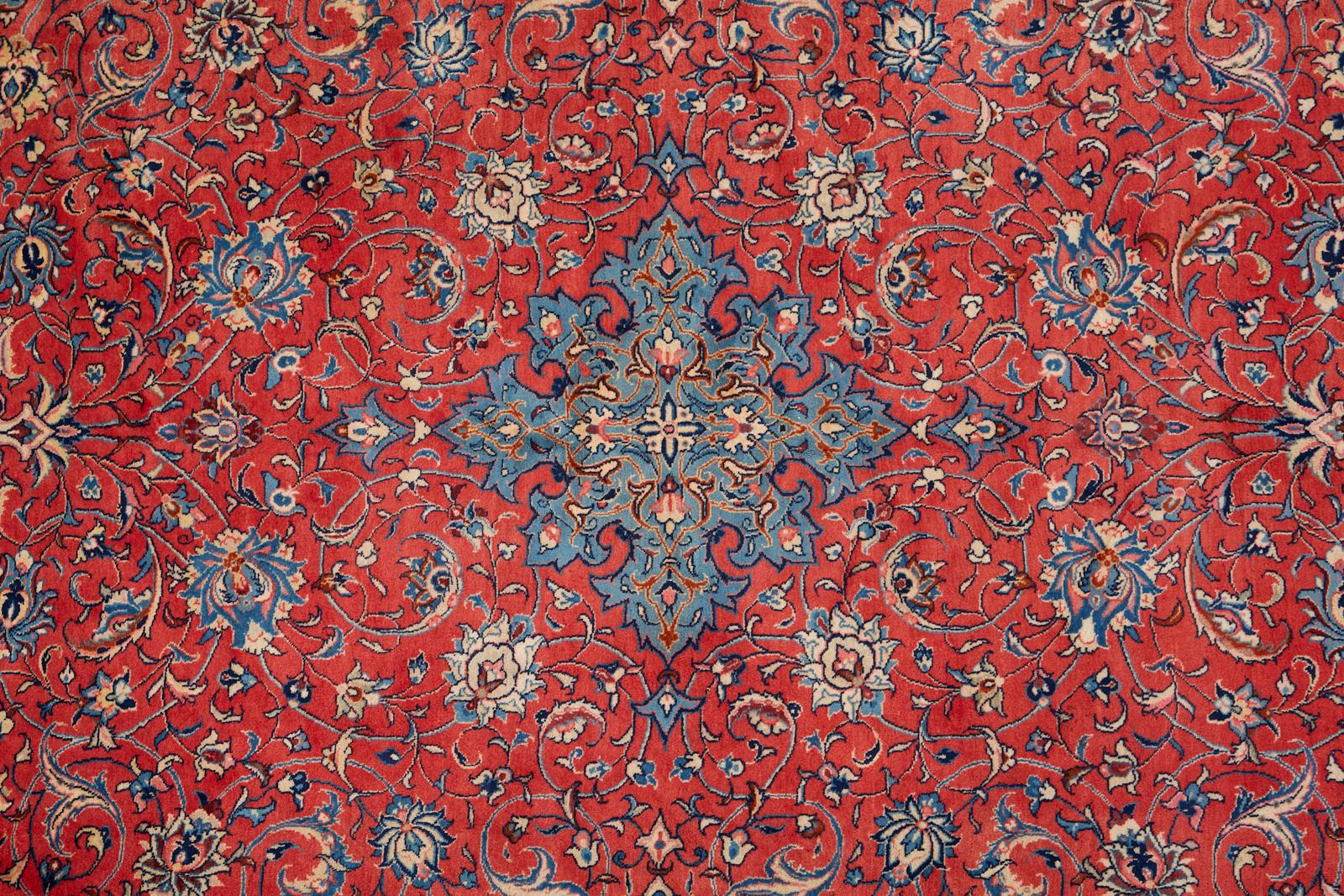 Tapis traditionnel persan Sarouk à médaillon rouge rubis Bon état - En vente à Rio Vista, CA