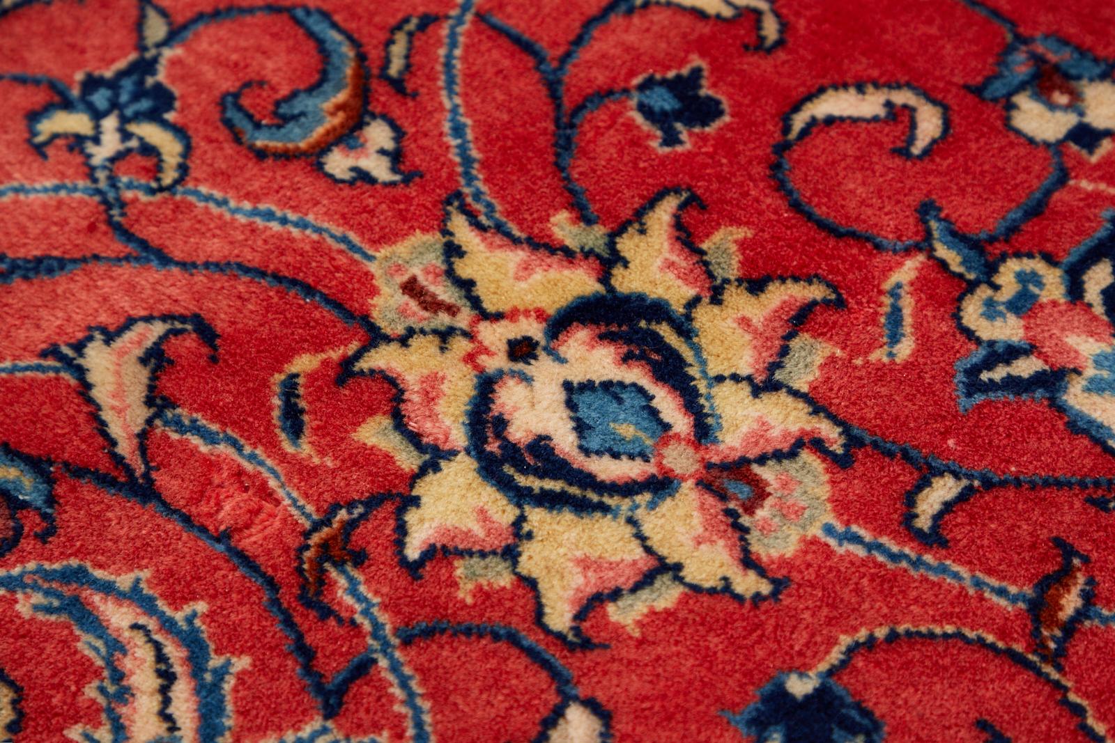 20ième siècle Tapis traditionnel persan Sarouk à médaillon rouge rubis en vente