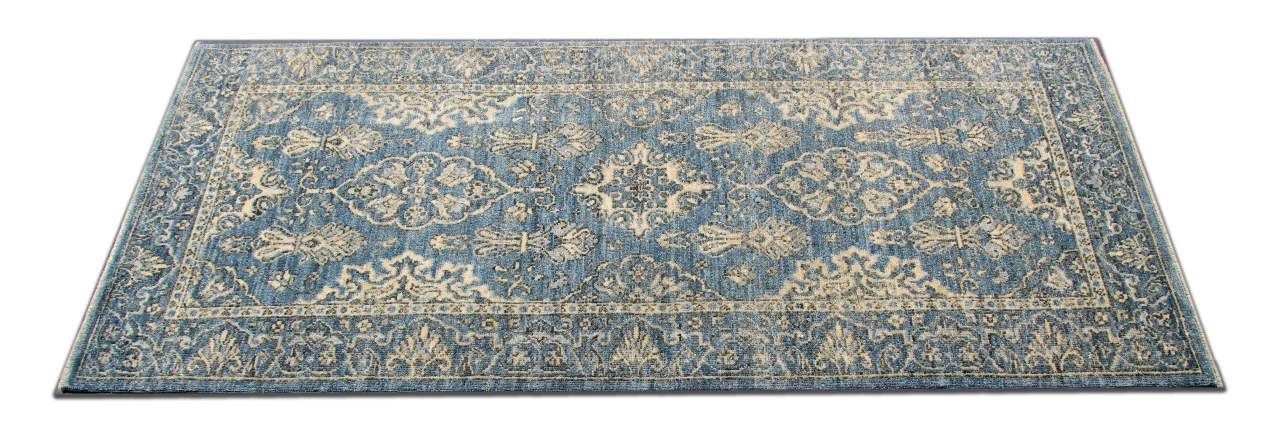 Estas nuevas alfombras tradicionales tejidas a mano llegan de la mano de Rug World en una llamativa combinación de colores azul marino, azul claro, verde azulado y crema. El dibujo representado en estas alfombras de fibra natural tiene estilo de
