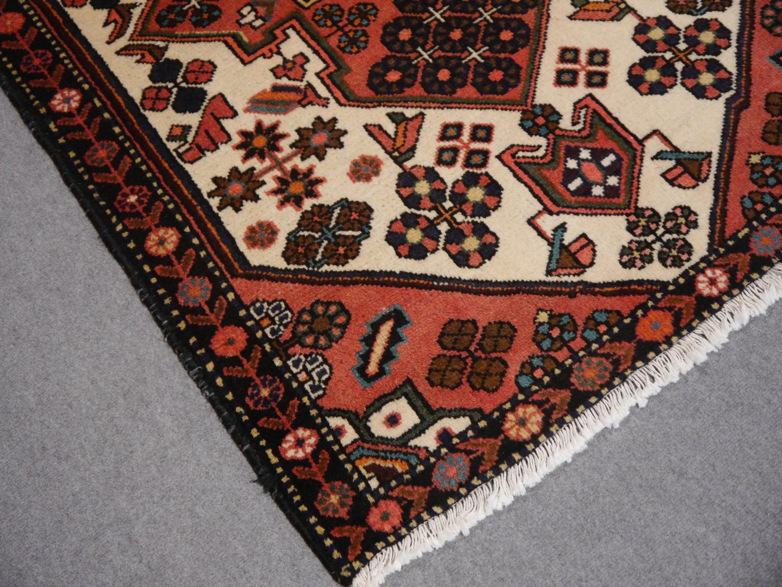 Traditional rug classic vintage wool hand knotted semi antique carpet Midcentury In Good Condition For Sale In Lohr, Bavaria, DE