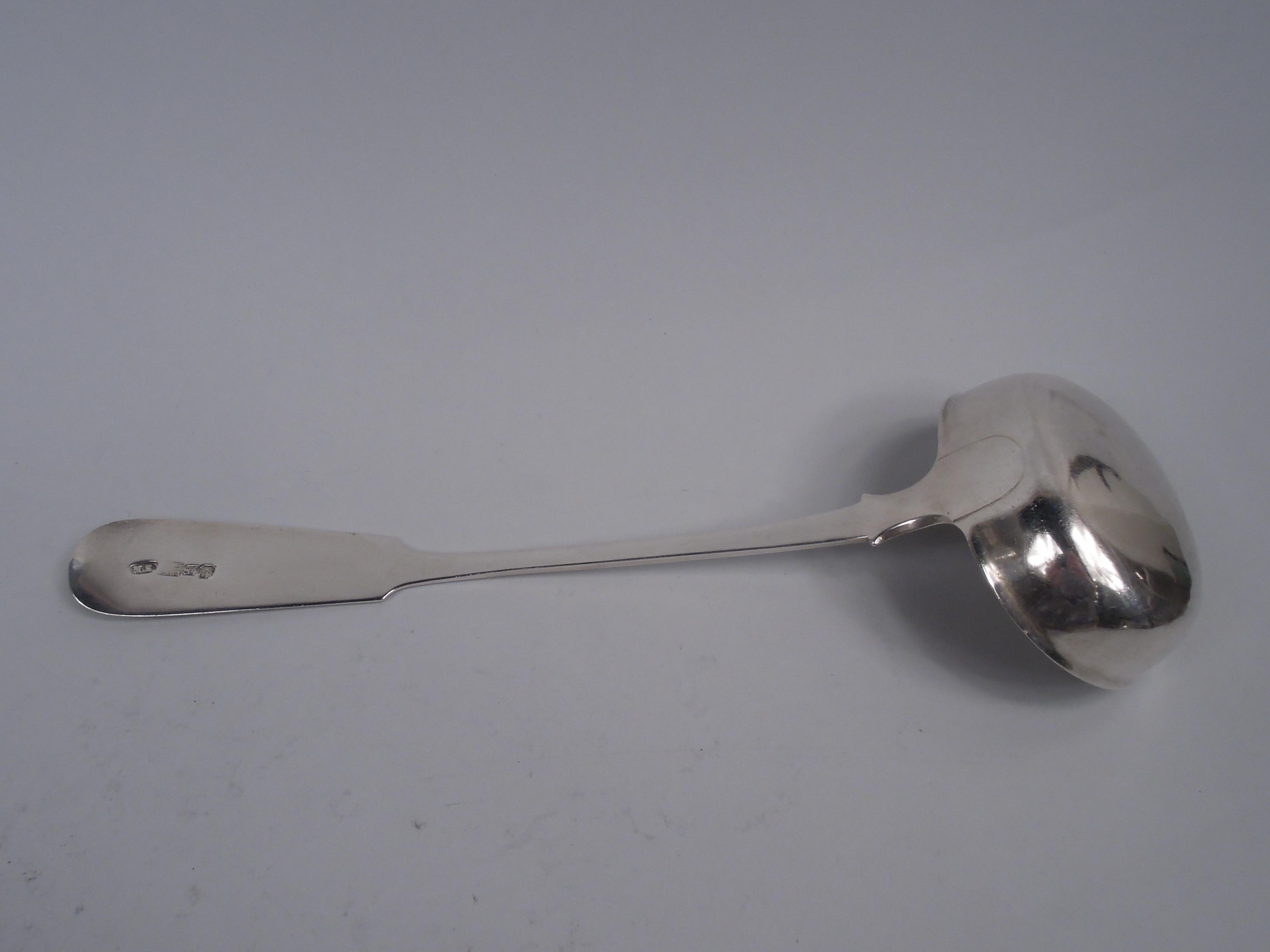Louche russe en argent, 1861. Borne de violon gravée au recto d'un monogramme en écriture entrelacée ; coupe ovale. Une pièce de service traditionnelle réalisée au cours d'une année de changement radical avec l'Édit d'émancipation, qui a libéré tous