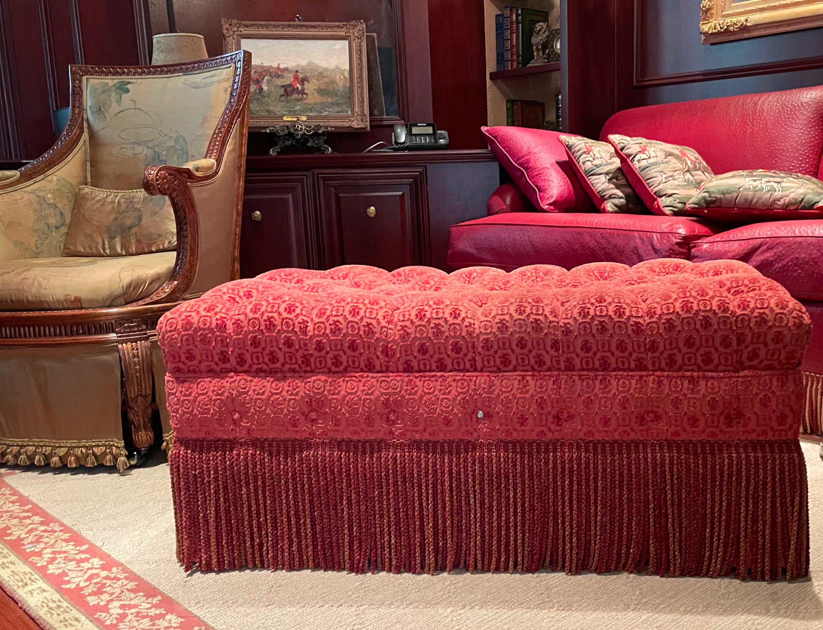 
Traditional Rust Cut-Velvet Tufted Upholstered Ottoman 
Rechteckig, der untere Teil mit einem Fransen-Rock. Höhe 43,18 cm (17 in.), Breite 106,68 cm (42 in.), Tiefe 63,5 cm (25 in.)
