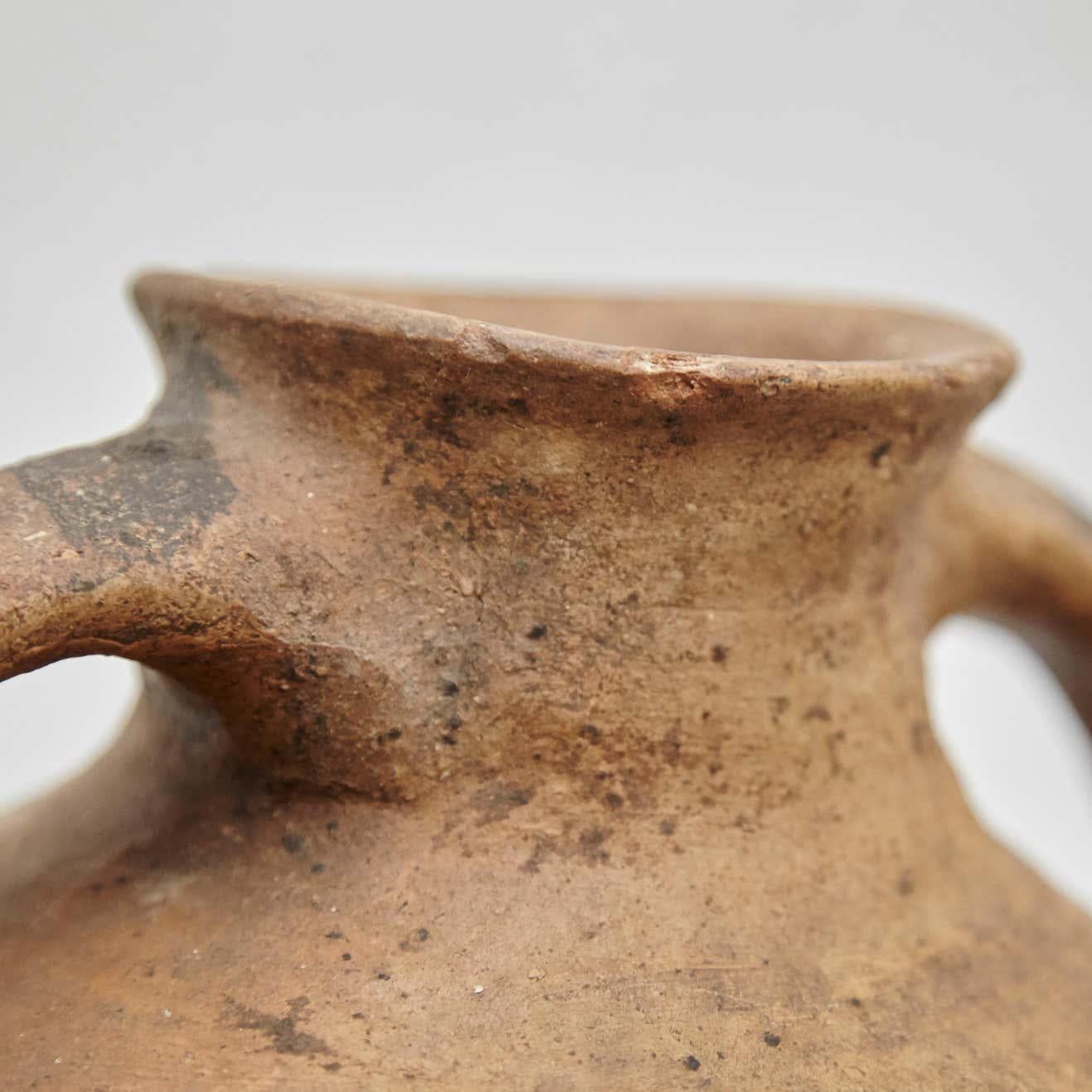 Vase traditionnel rustique peint à la main en vente 6