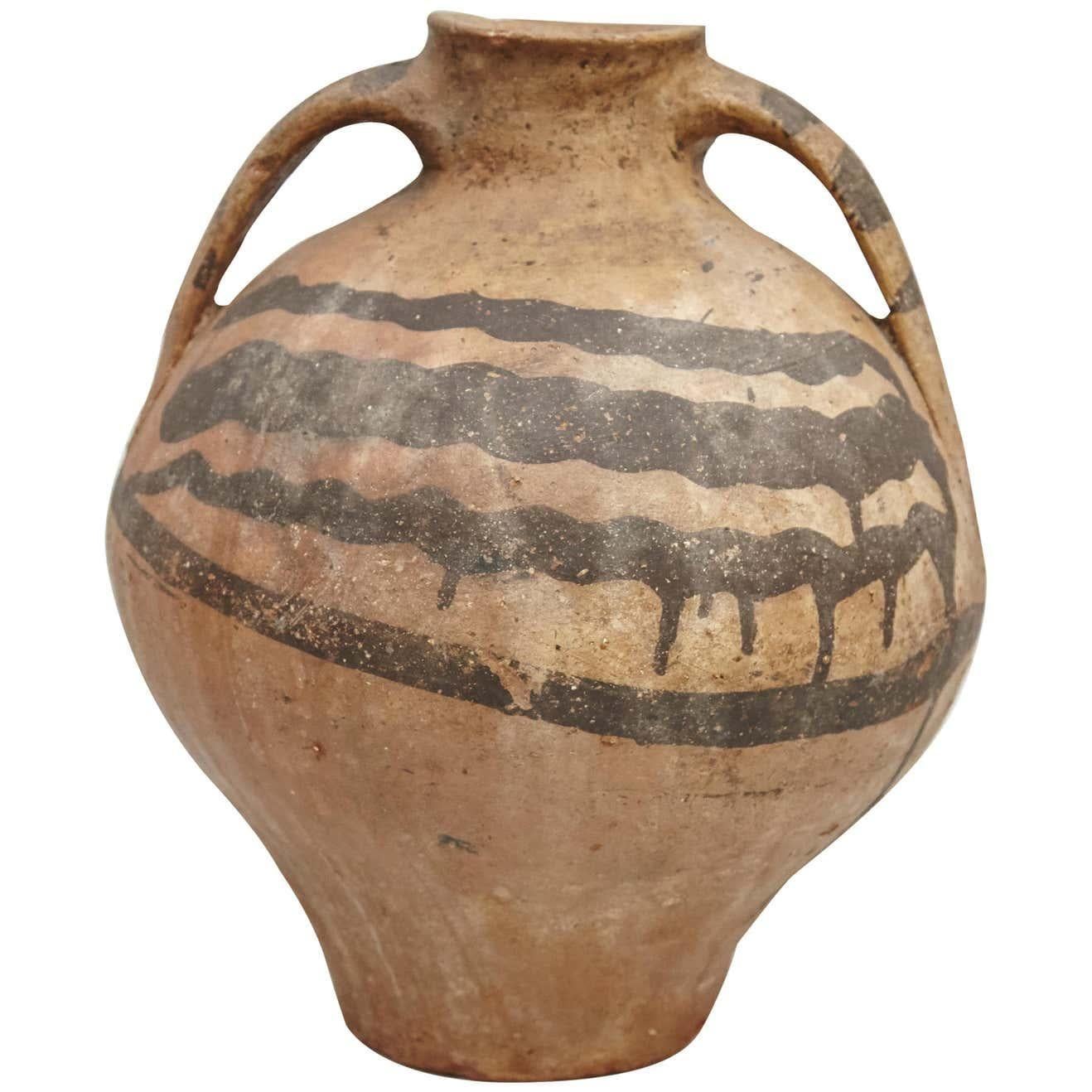 Vase traditionnel rustique peint à la main en vente 8