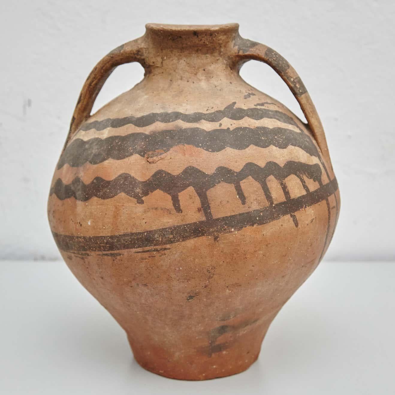 Vase traditionnel rustique peint à la main en vente 1