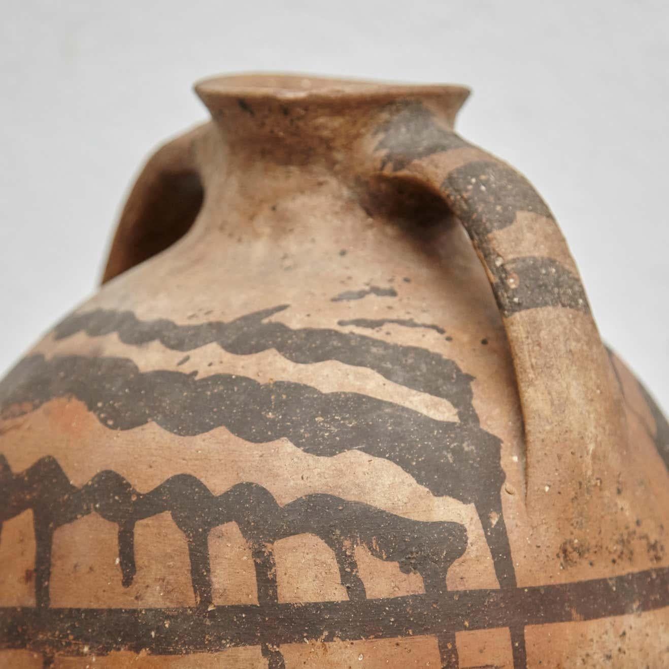 Vase traditionnel rustique peint à la main en vente 2