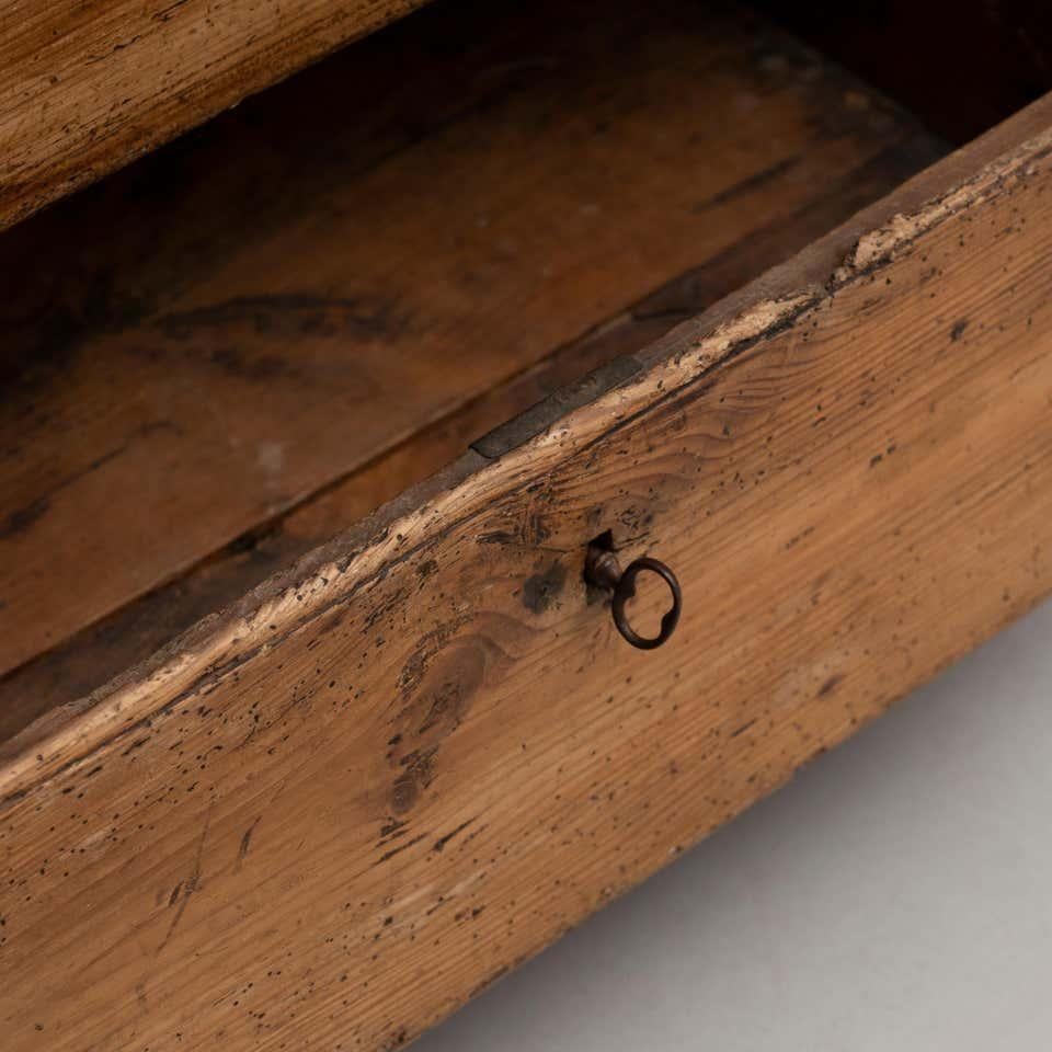 Commode rustique traditionnelle en pin - Espagne, Circa 1900 en vente 6