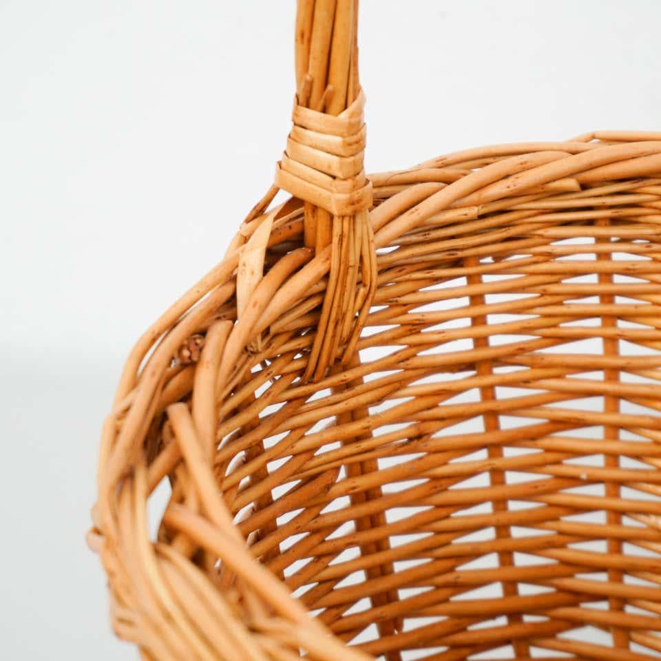 Traditional Rustic Rattan Basket, circa 1960 In Good Condition For Sale In Barcelona, Barcelona