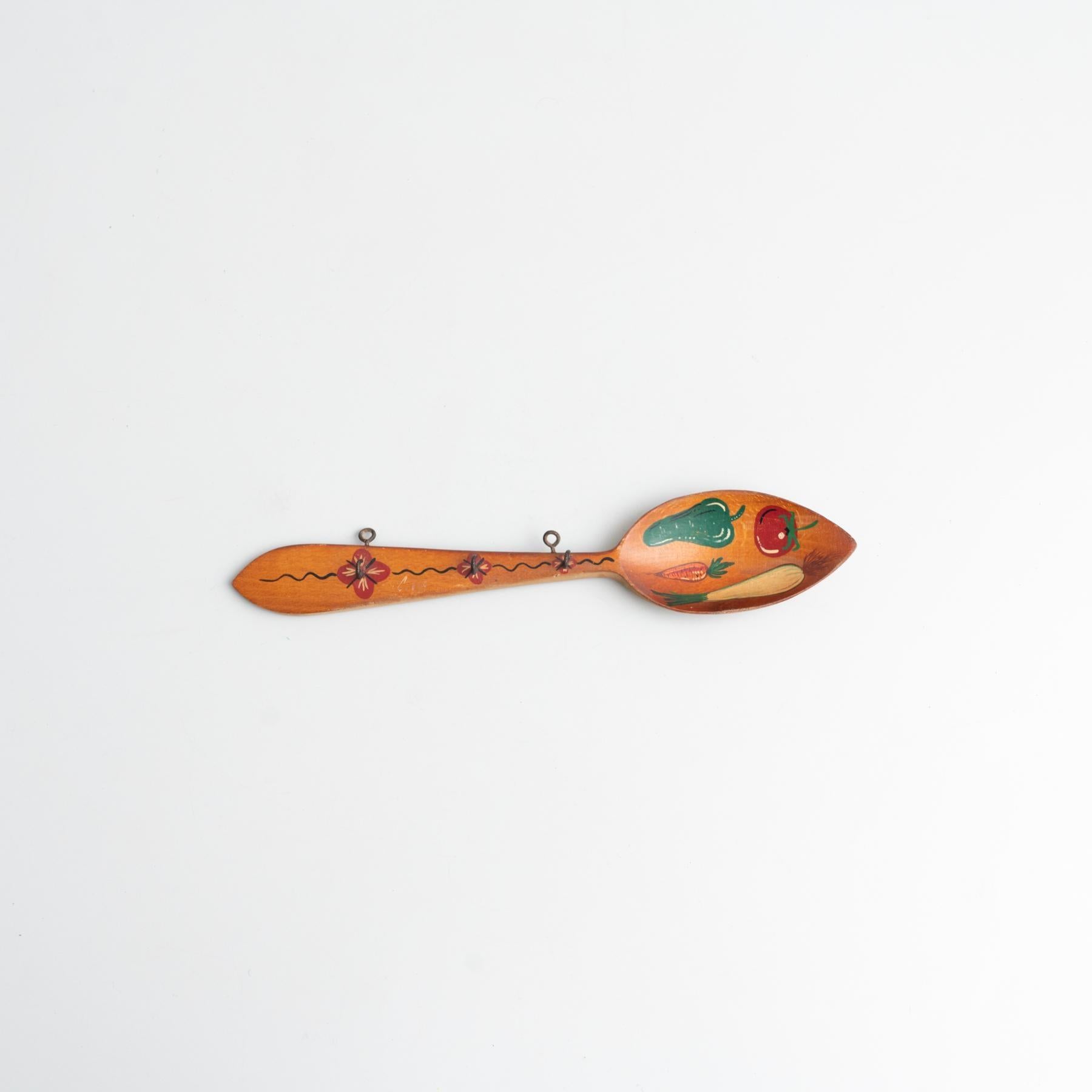 Traditionelles, rustikales, handbemaltes Holzlöffel-Wandkunstwerk.    Hergestellt von einem unbekannten Künstler in Spanien.    CIRCA 1970    Im Originalzustand, mit geringen Gebrauchsspuren, die dem Alter und dem Gebrauch entsprechen, wobei eine
