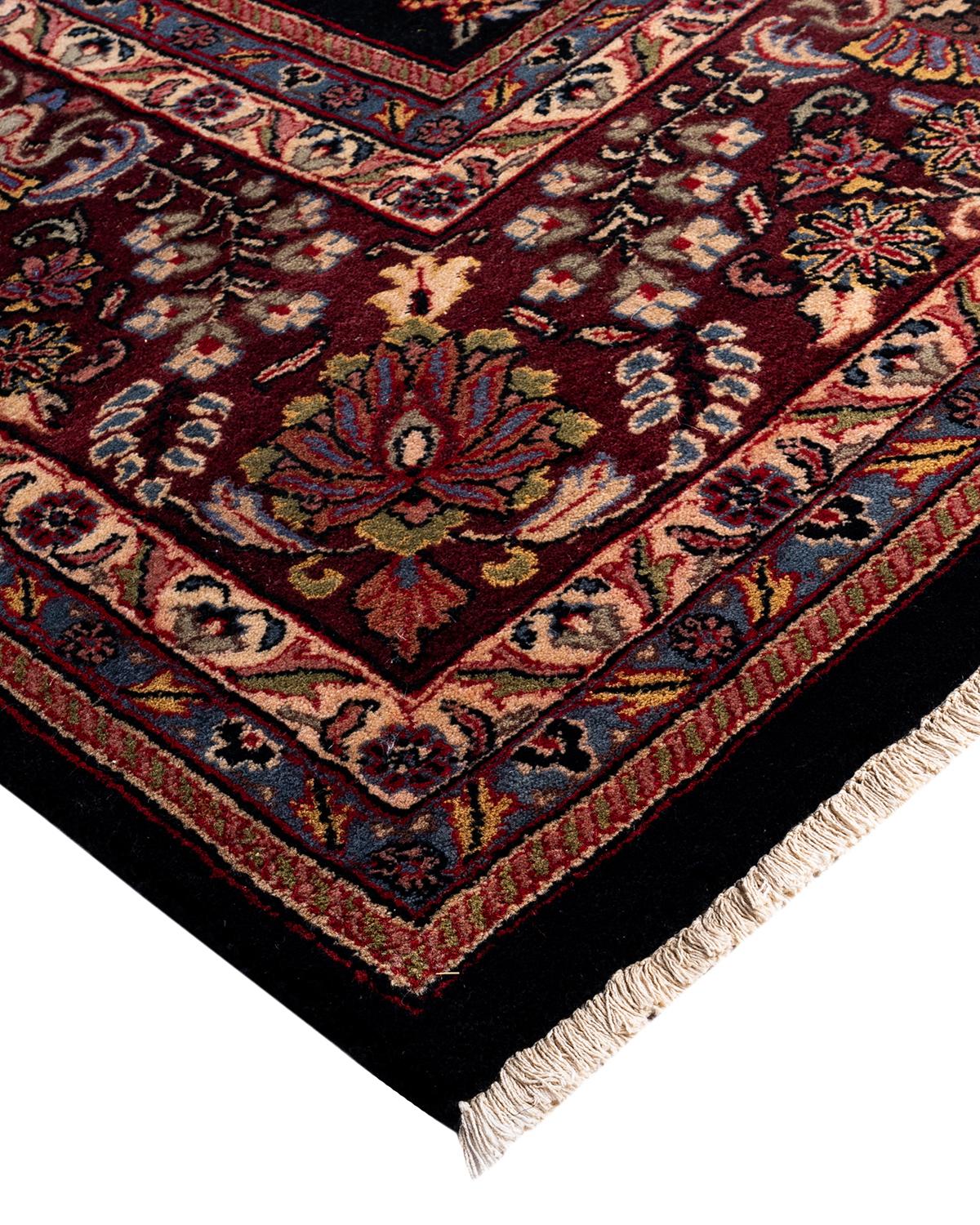 Les tapis kazakhs sont recherchés depuis des générations, leur esthétique unique étant une combinaison captivante d'histoire tribale et d'influence géographique. Les médaillons, les motifs allover et le dessin central, noués à la main de manière