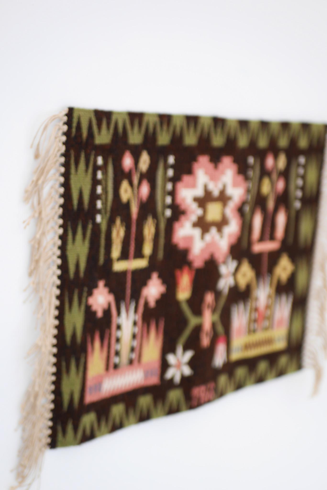 Traditioneller skandinavischer Wandschmuck, bekannt als der Garten von Blekinge (Volkskunst) im Angebot