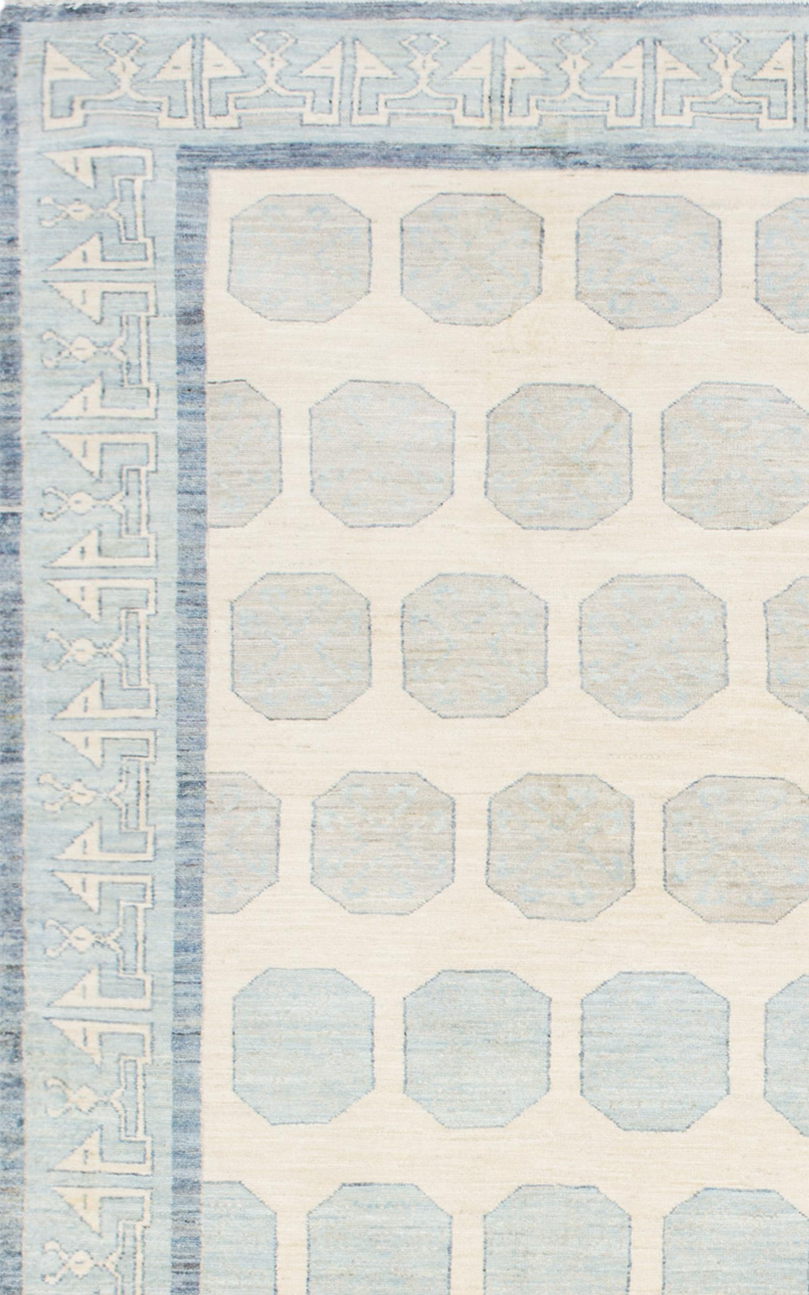 Seljuk No.02 est une interprétation contemporaine d'un tapis traditionnel de Konya du XIIIe siècle. Le motif géométrique délavé et les douces tonalités bleu poussière forment son look délicat. Comme les tapis seldjoukides d'origine, ce tapis noué