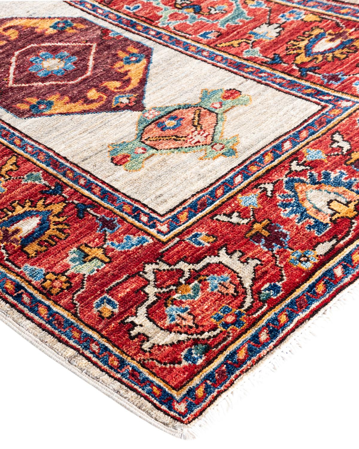 La fabrication des tapis persans dans toute sa splendeur a inspiré les couleurs riches, les motifs géométriques élaborés et les détails botaniques de la collection Serapi. Avec pas moins de 100 nœuds par pouce, ces tapis fabriqués à la main sont