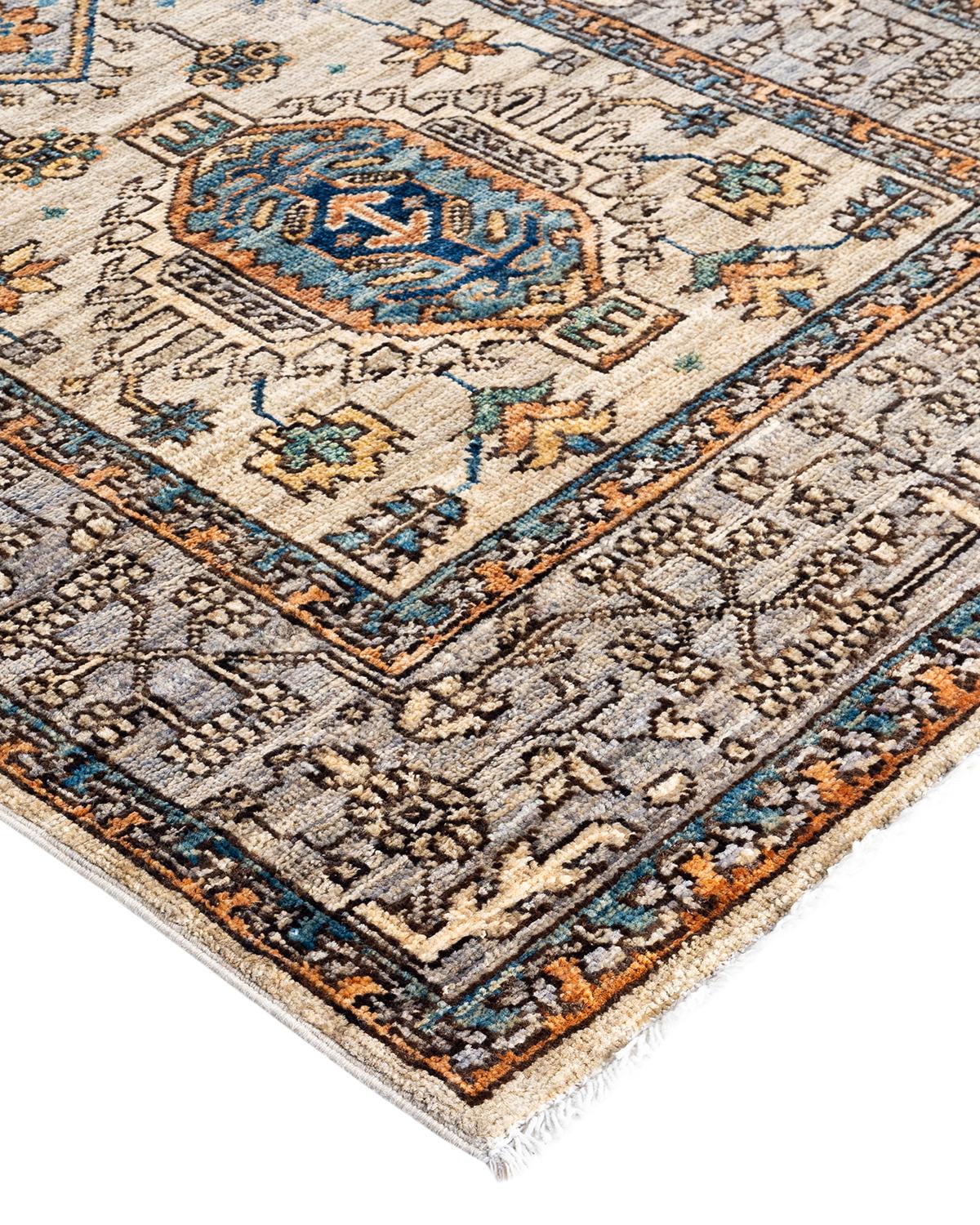 La fabrication des tapis persans dans toute sa splendeur a inspiré les couleurs riches, les motifs géométriques élaborés et les détails botaniques de la collection Serapi. Avec pas moins de 100 nœuds par pouce, ces tapis fabriqués à la main sont