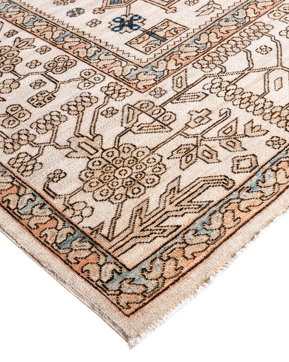 La fabrication des tapis persans dans toute sa splendeur a inspiré les couleurs riches, les motifs géométriques élaborés et les détails botaniques de la collection Serapi. Avec pas moins de 100 nœuds par pouce, ces tapis fabriqués à la main sont