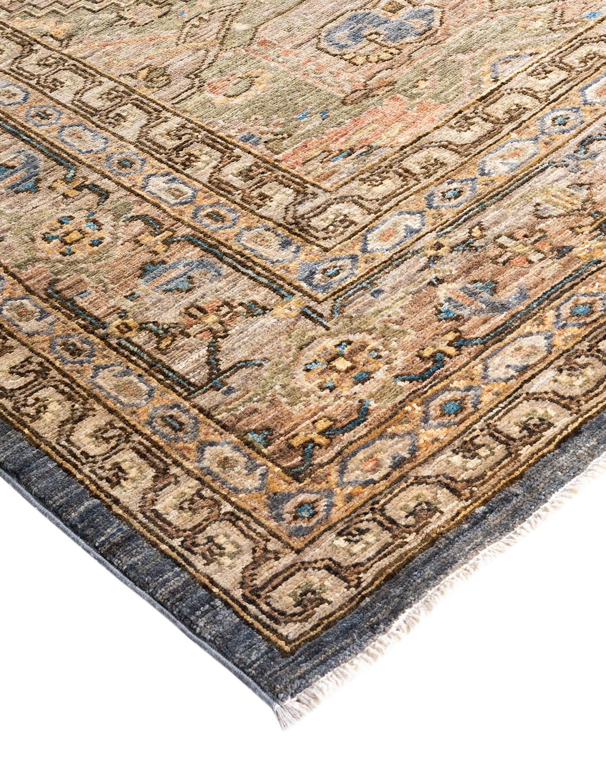 Persische Teppichkunst vom Feinsten inspirierte zu den satten Farben, den kunstvollen geometrischen Motiven und den botanischen Details der Serapi Collection. Mit bis zu 100 Knoten pro Zentimeter sind diese handgefertigten Teppiche ebenso langlebig