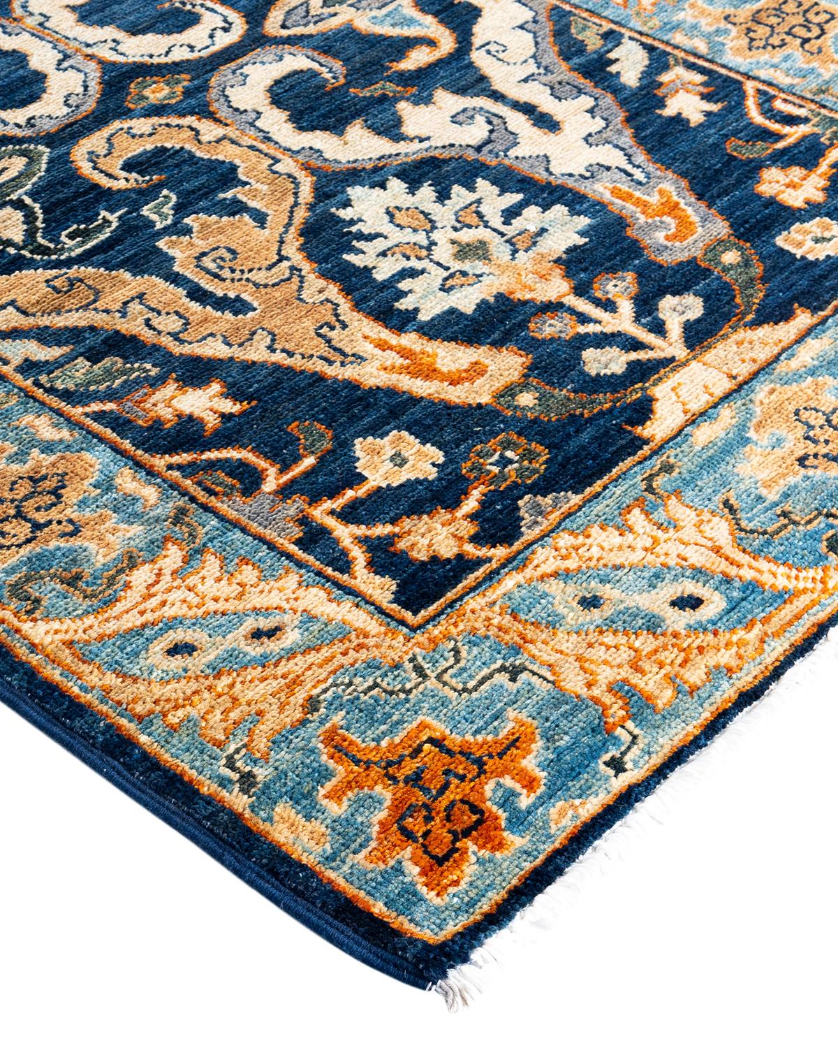 La fabrication des tapis persans dans toute sa splendeur a inspiré les couleurs riches, les motifs géométriques élaborés et les détails botaniques de la collection Serapi. Avec pas moins de 100 nœuds par pouce, ces tapis fabriqués à la main sont