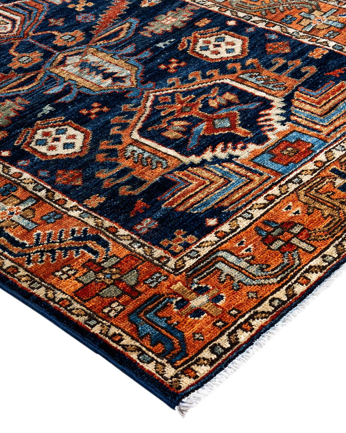 Persische Teppichkunst vom Feinsten inspirierte zu den satten Farben, den kunstvollen geometrischen Motiven und den botanischen Details der Serapi Collection. Mit bis zu 100 Knoten pro Zentimeter sind diese handgefertigten Teppiche ebenso langlebig