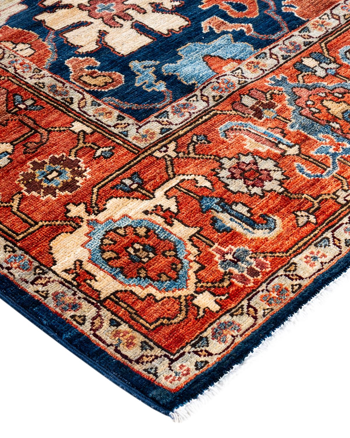 Persische Teppichkunst vom Feinsten inspirierte zu den satten Farben, den kunstvollen geometrischen Motiven und den botanischen Details der Serapi Collection. Mit bis zu 100 Knoten pro Zentimeter sind diese handgefertigten Teppiche ebenso langlebig