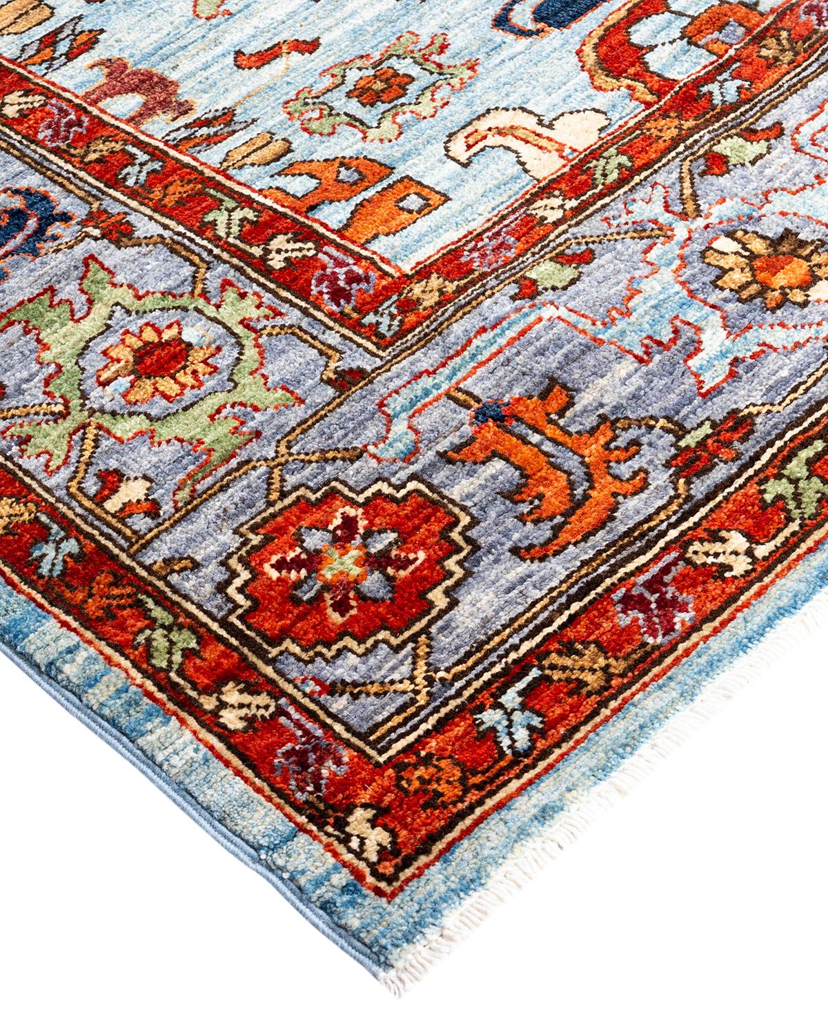 Persische Teppichkunst vom Feinsten inspirierte zu den satten Farben, den kunstvollen geometrischen Motiven und den botanischen Details der Serapi Collection. Mit bis zu 100 Knoten pro Zentimeter sind diese handgefertigten Teppiche ebenso langlebig
