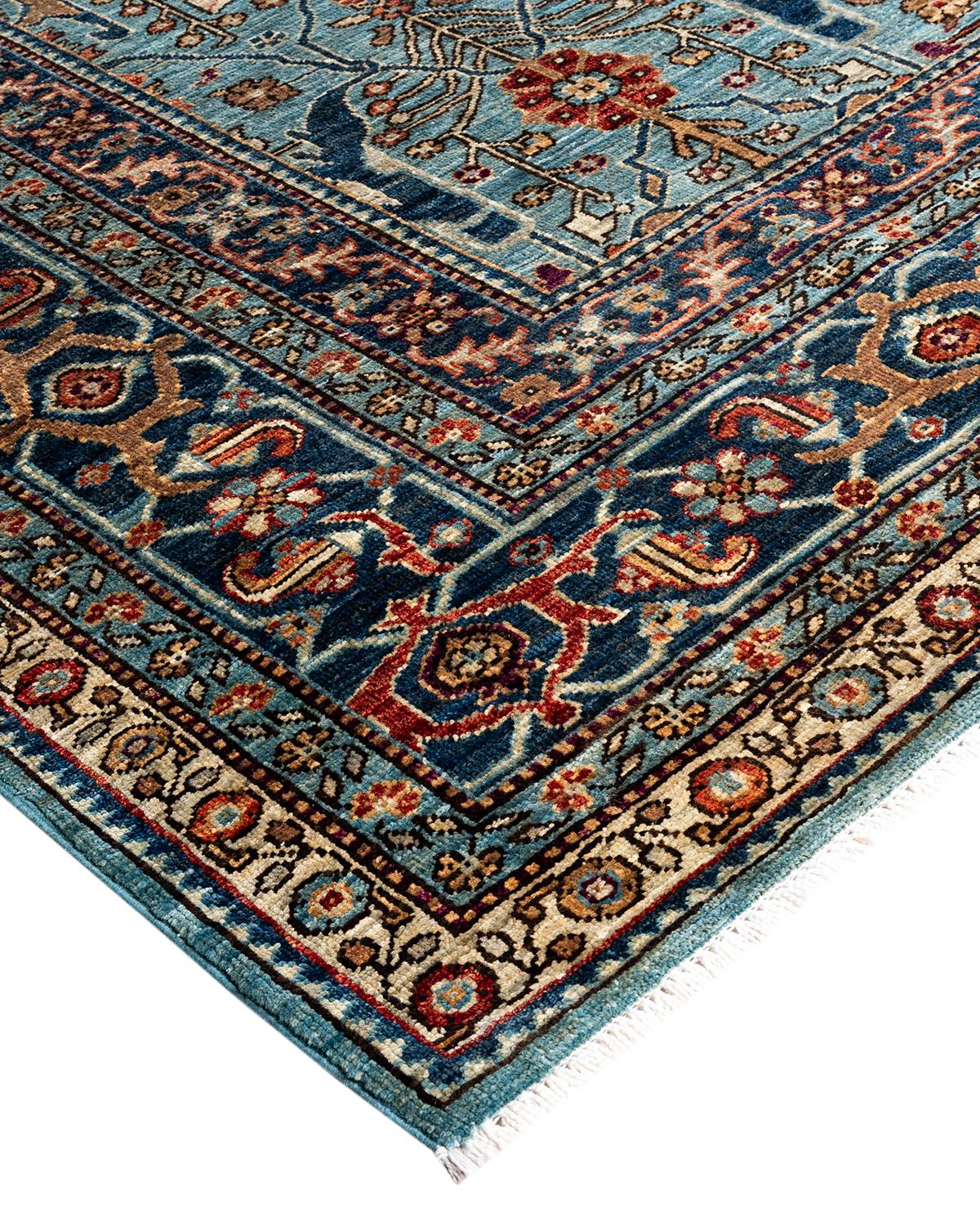 La produzione di tappeti persiani al suo meglio ha ispirato i ricchi colori, gli elaborati motivi geometrici e i dettagli botanici della collezione Serapi. Con ben 100 nodi per pollice, questi tappeti artigianali sono tanto durevoli quanto belli da