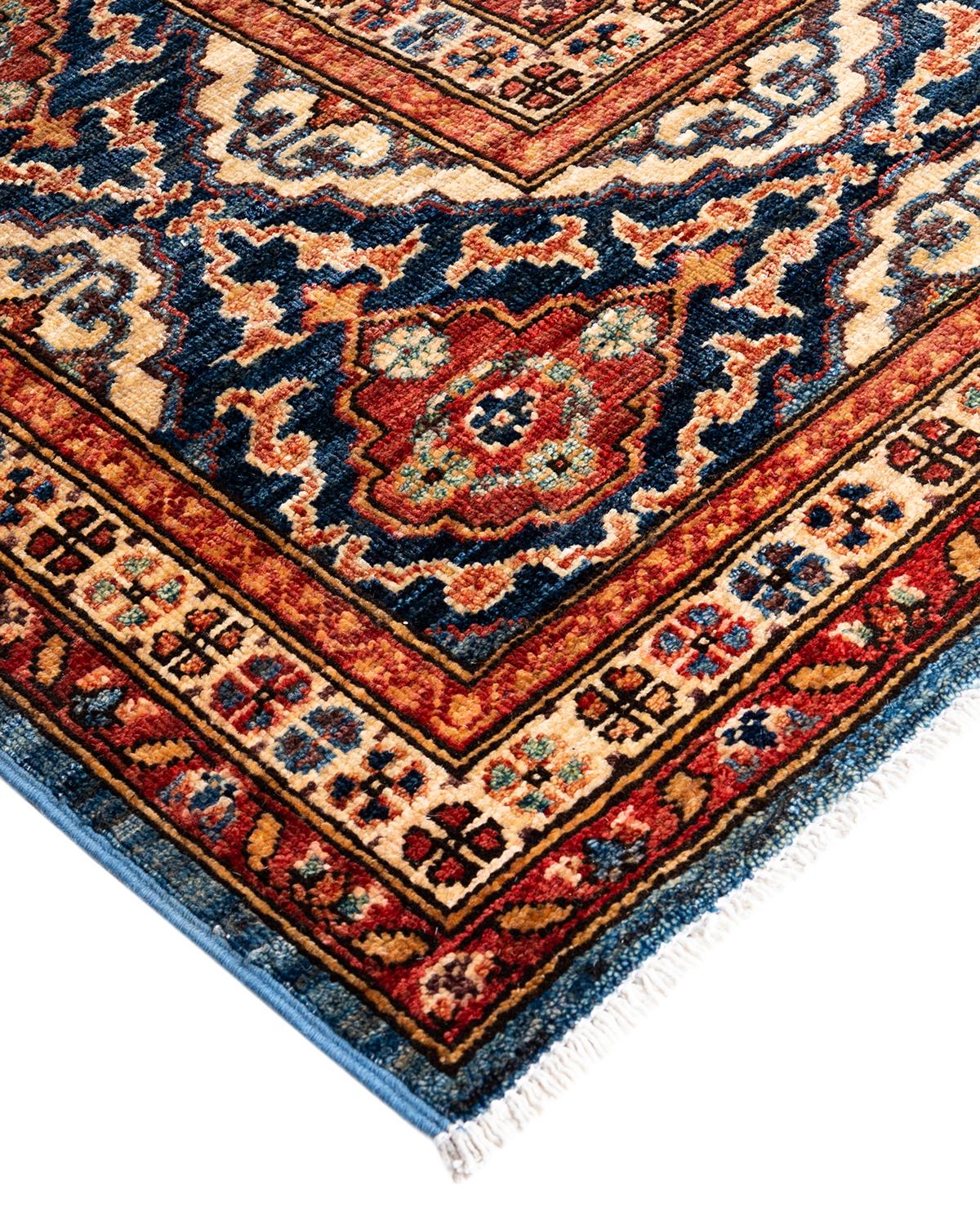 La fabricación de alfombras persas en su máxima expresión inspiró los ricos colores, los elaborados motivos geométricos y los detalles botánicos de la colección Serapi. Con hasta 100 nudos por pulgada, estas alfombras artesanales son tan duraderas