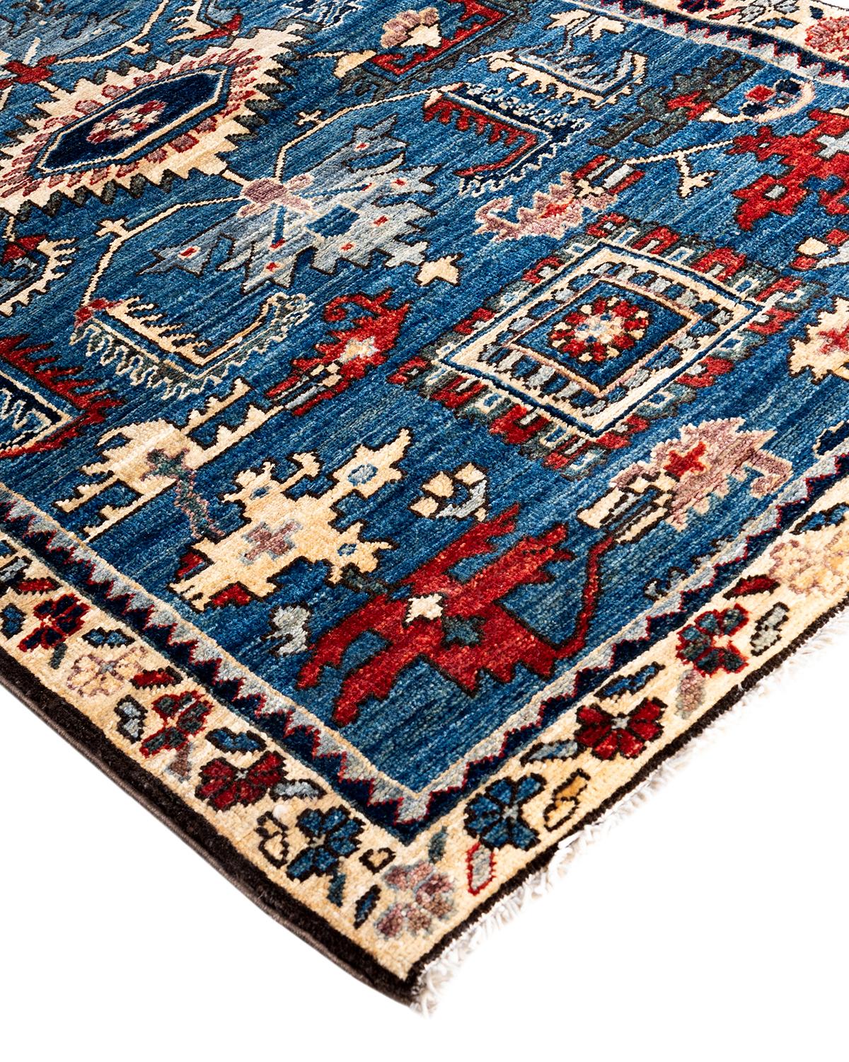 Persische Teppichkunst vom Feinsten inspirierte zu den satten Farben, den kunstvollen geometrischen Motiven und den botanischen Details der Serapi Collection. Mit bis zu 100 Knoten pro Zentimeter sind diese handgefertigten Teppiche ebenso langlebig