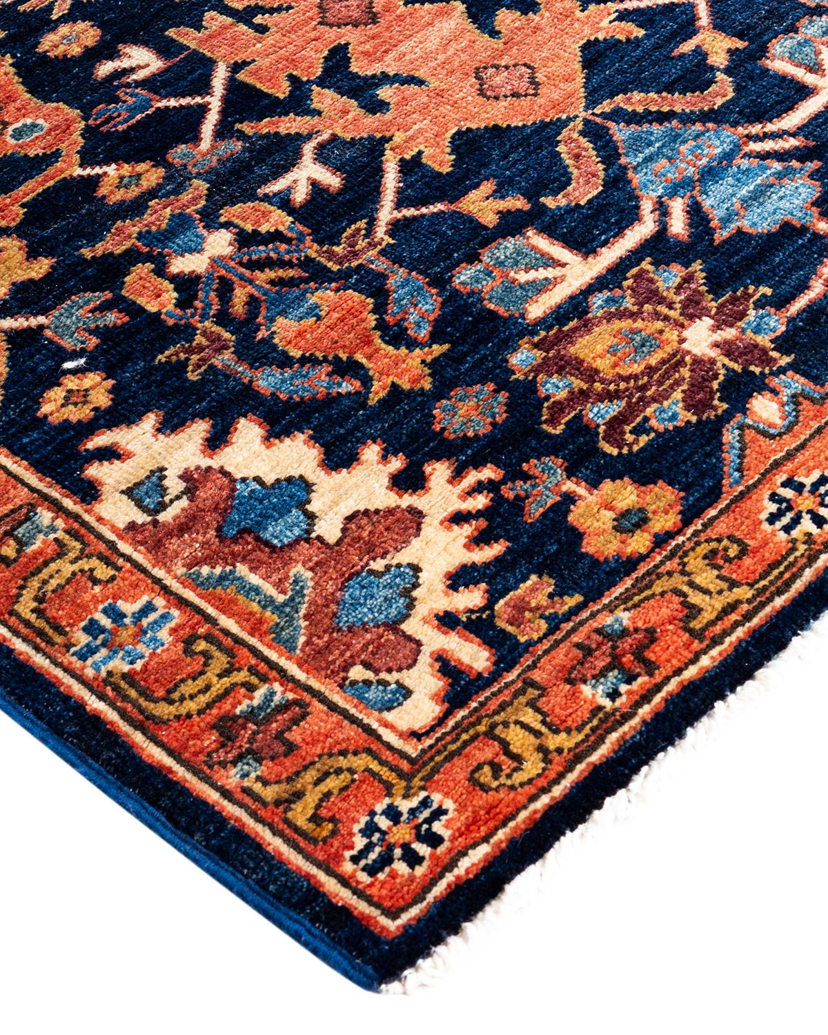 Persische Teppichkunst vom Feinsten inspirierte zu den satten Farben, den kunstvollen geometrischen Motiven und den botanischen Details der Serapi Collection. Mit bis zu 100 Knoten pro Zentimeter sind diese handgefertigten Teppiche ebenso langlebig