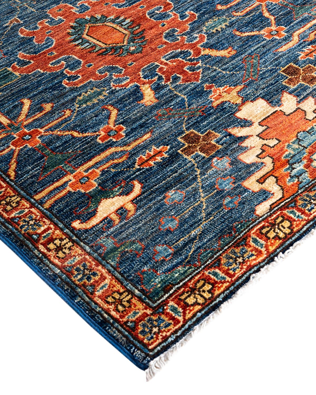 Persische Teppichkunst vom Feinsten inspirierte zu den satten Farben, den kunstvollen geometrischen Motiven und den botanischen Details der Serapi Collection. Mit bis zu 100 Knoten pro Zentimeter sind diese handgefertigten Teppiche ebenso langlebig