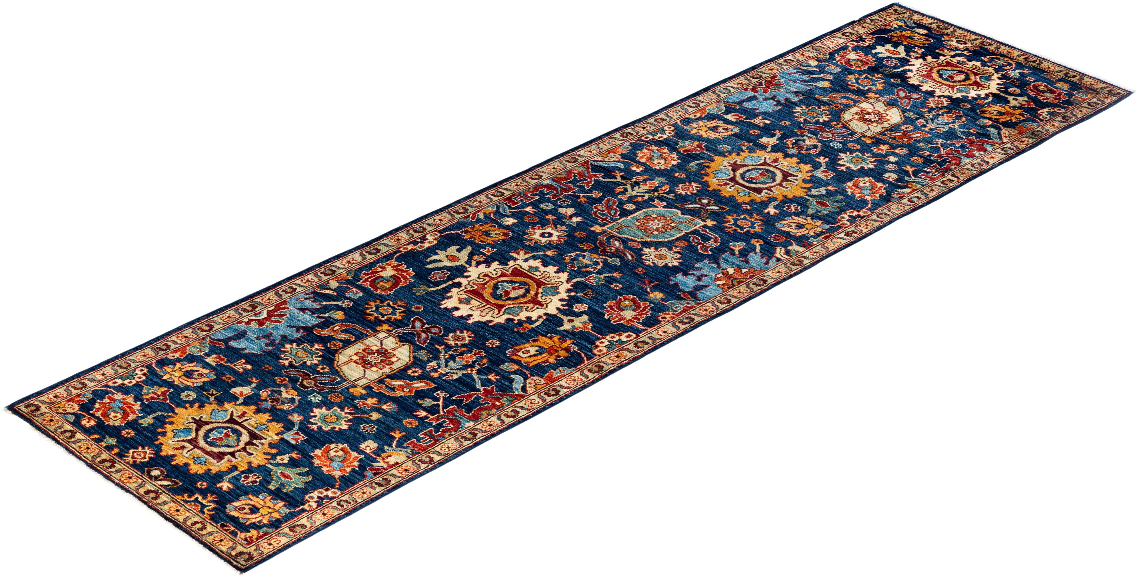 Tapis de couloir traditionnel Serapi bleu noué à la main 2' 8
