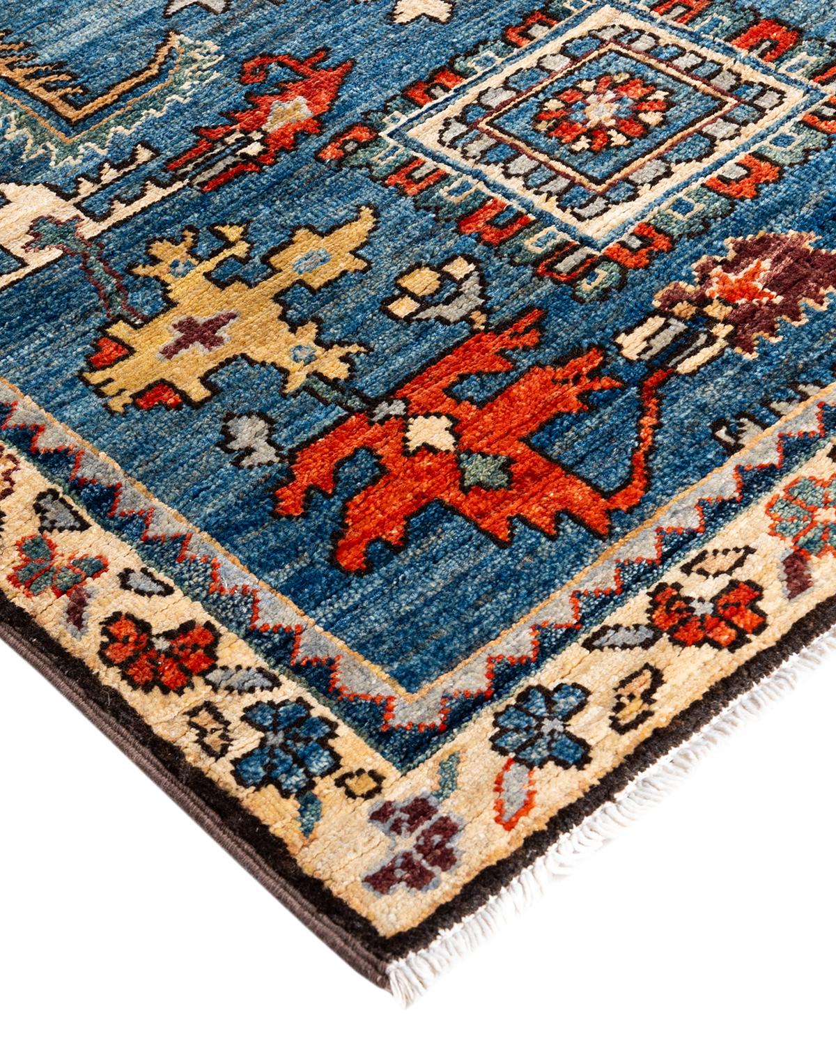 Persische Teppichkunst vom Feinsten inspirierte zu den satten Farben, den kunstvollen geometrischen Motiven und den botanischen Details der Serapi Collection. Mit bis zu 100 Knoten pro Zentimeter sind diese handgefertigten Teppiche ebenso langlebig