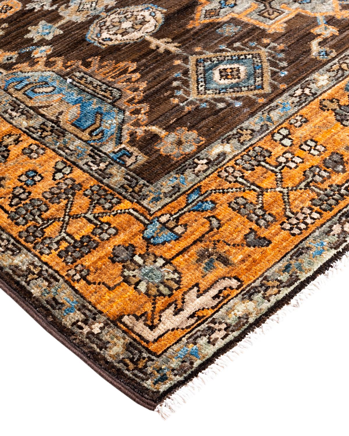 Persische Teppichkunst vom Feinsten inspirierte zu den satten Farben, den kunstvollen geometrischen Motiven und den botanischen Details der Serapi Collection. Mit bis zu 100 Knoten pro Zentimeter sind diese handgefertigten Teppiche ebenso langlebig