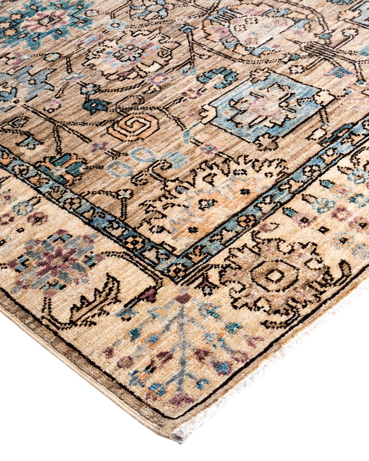 Persische Teppichkunst vom Feinsten inspirierte zu den satten Farben, den kunstvollen geometrischen Motiven und den botanischen Details der Serapi Collection. Mit bis zu 100 Knoten pro Zentimeter sind diese handgefertigten Teppiche ebenso langlebig