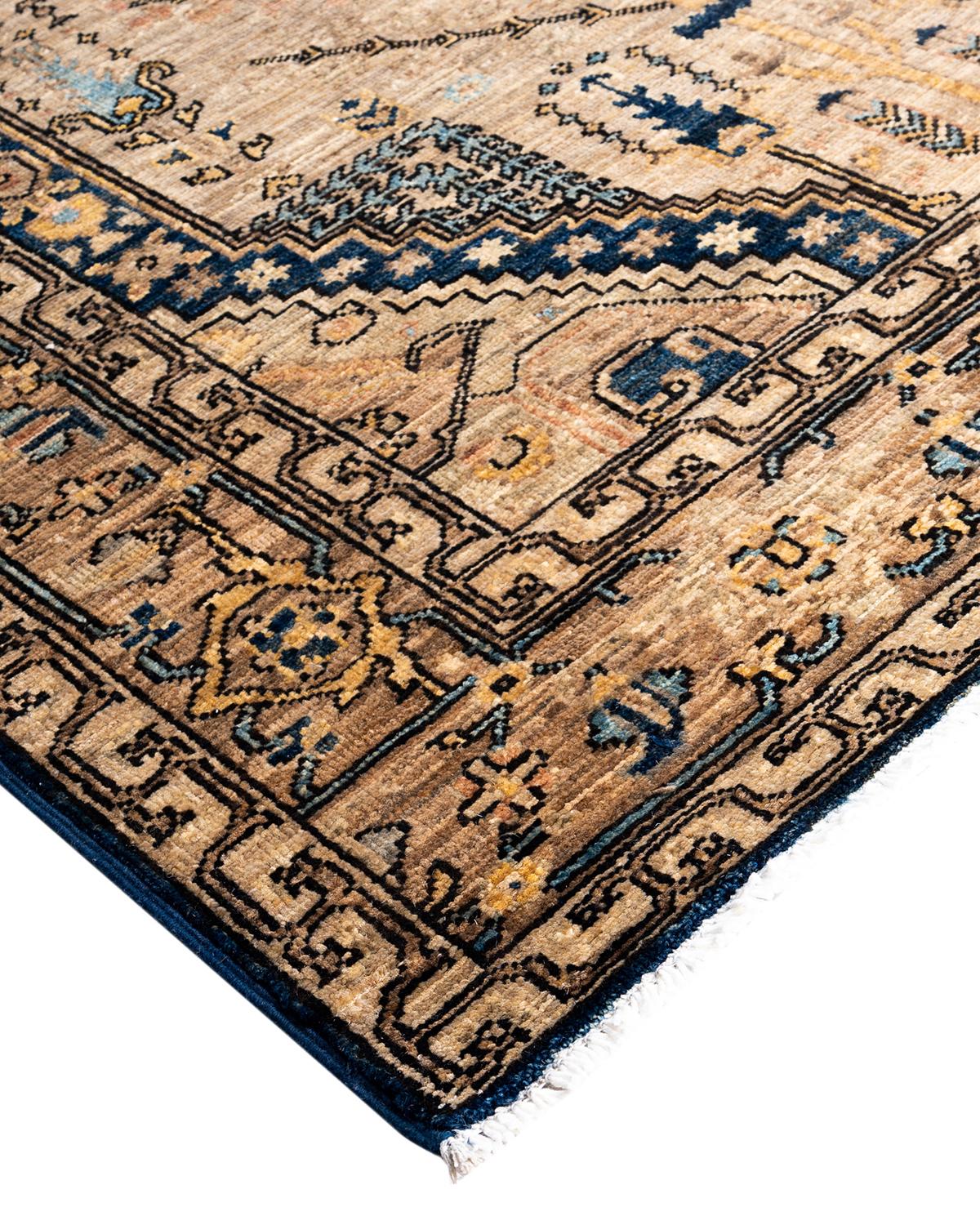 Persische Teppichkunst vom Feinsten inspirierte zu den satten Farben, den kunstvollen geometrischen Motiven und den botanischen Details der Serapi Collection. Mit bis zu 100 Knoten pro Zentimeter sind diese handgefertigten Teppiche ebenso langlebig