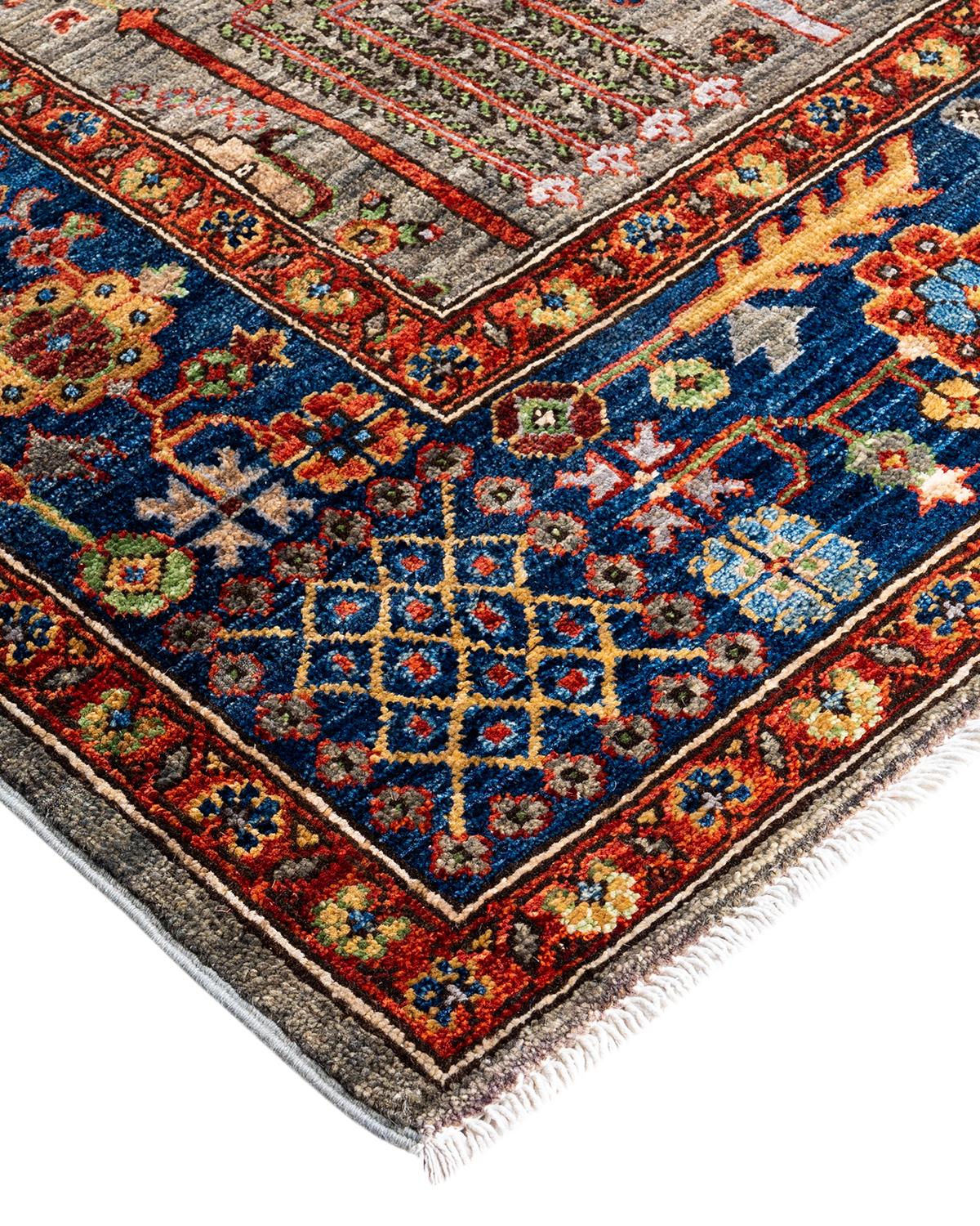 Persische Teppichkunst vom Feinsten inspirierte zu den satten Farben, den kunstvollen geometrischen Motiven und den botanischen Details der Serapi Collection. Mit bis zu 100 Knoten pro Zentimeter sind diese handgefertigten Teppiche ebenso langlebig