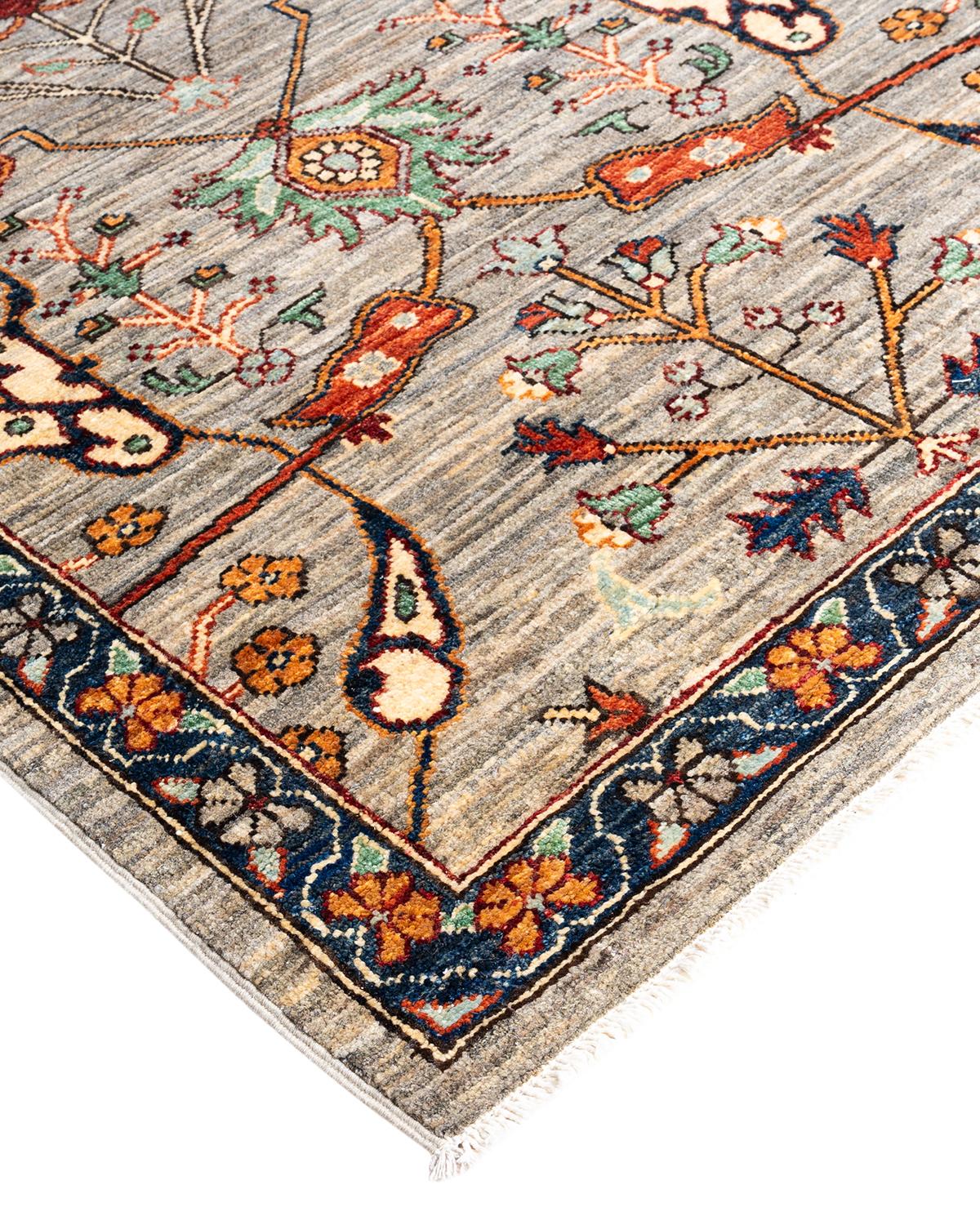 Persische Teppichkunst vom Feinsten inspirierte zu den satten Farben, den kunstvollen geometrischen Motiven und den botanischen Details der Serapi Collection. Mit bis zu 100 Knoten pro Zentimeter sind diese handgefertigten Teppiche ebenso langlebig