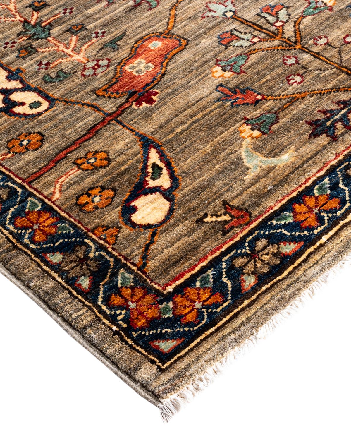 Persische Teppichkunst vom Feinsten inspirierte zu den satten Farben, den kunstvollen geometrischen Motiven und den botanischen Details der Serapi Collection. Mit bis zu 100 Knoten pro Zentimeter sind diese handgefertigten Teppiche ebenso langlebig