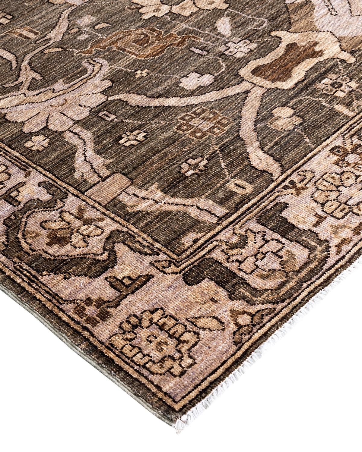 Persische Teppichkunst vom Feinsten inspirierte zu den satten Farben, den kunstvollen geometrischen Motiven und den botanischen Details der Serapi Collection. Mit bis zu 100 Knoten pro Zentimeter sind diese handgefertigten Teppiche ebenso langlebig