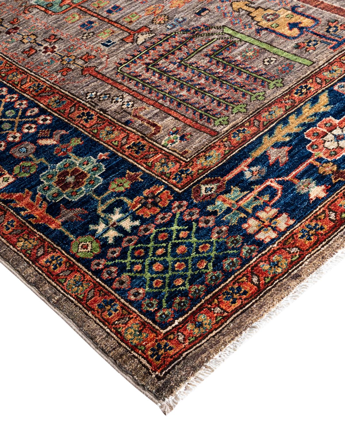 Persische Teppichkunst vom Feinsten inspirierte zu den satten Farben, den kunstvollen geometrischen Motiven und den botanischen Details der Serapi Collection. Mit bis zu 100 Knoten pro Zentimeter sind diese handgefertigten Teppiche ebenso langlebig