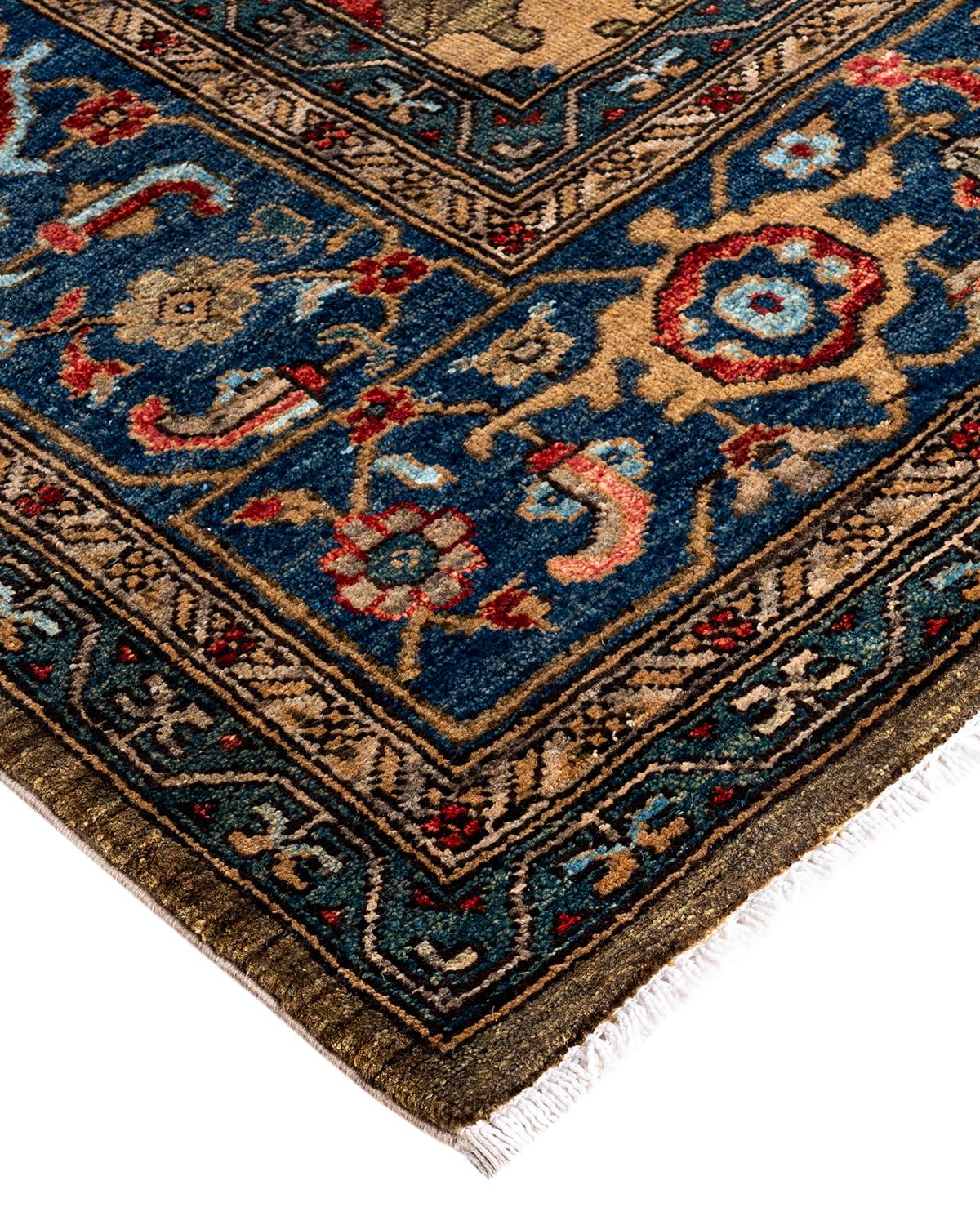 Persische Teppichkunst vom Feinsten inspirierte zu den satten Farben, den kunstvollen geometrischen Motiven und den botanischen Details der Serapi Collection. Mit bis zu 100 Knoten pro Zentimeter sind diese handgefertigten Teppiche ebenso langlebig