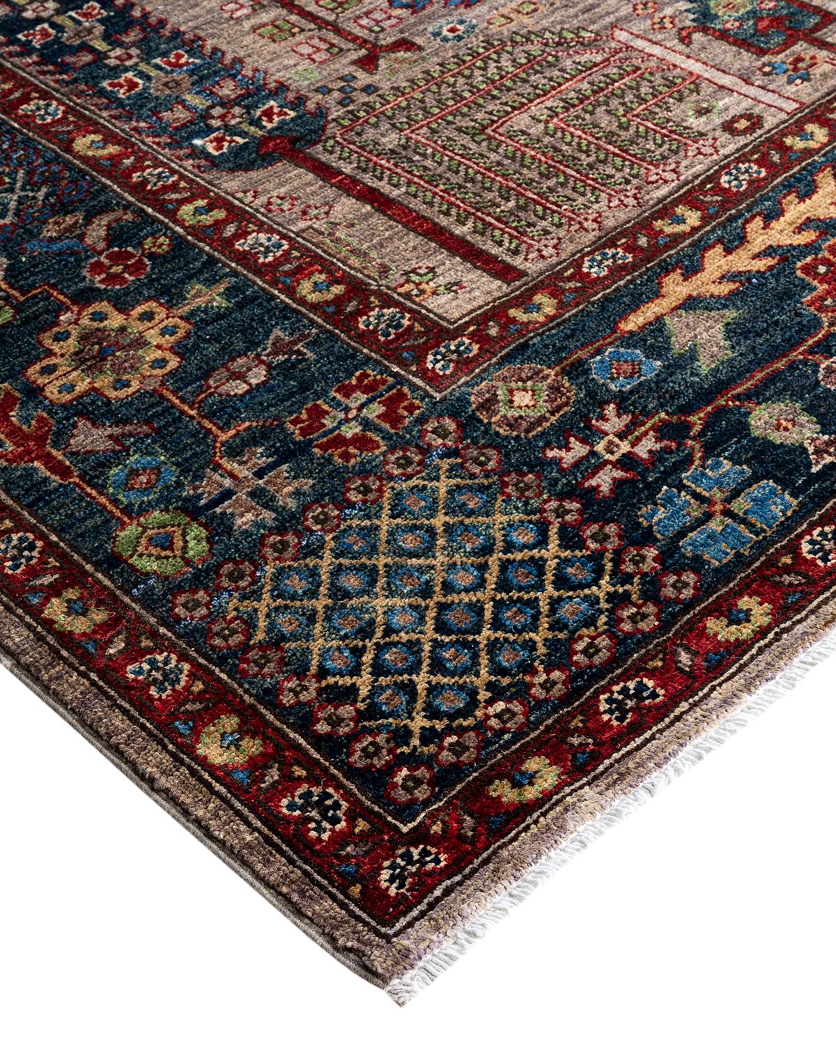 Persische Teppichkunst vom Feinsten inspirierte zu den satten Farben, den kunstvollen geometrischen Motiven und den botanischen Details der Serapi Collection. Mit bis zu 100 Knoten pro Zentimeter sind diese handgefertigten Teppiche ebenso langlebig